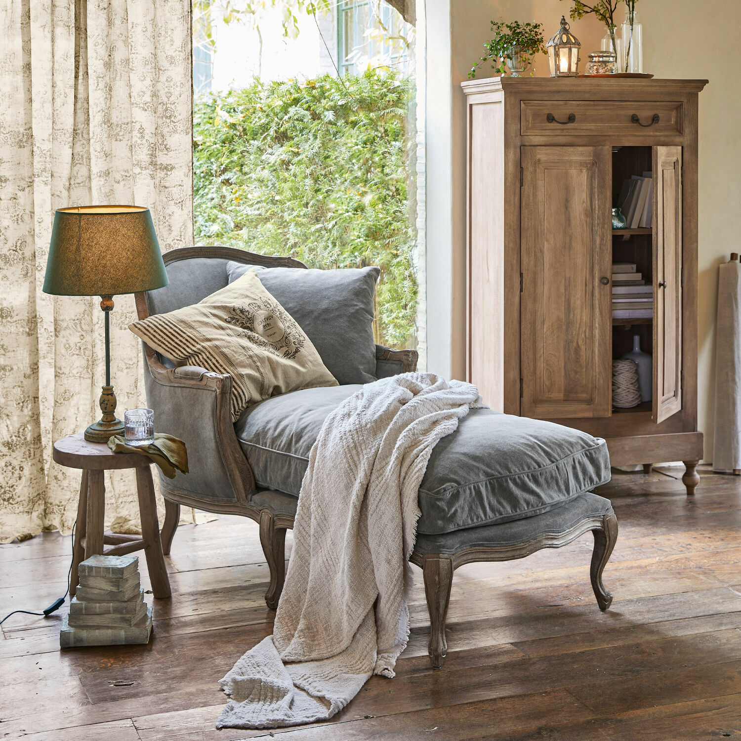 Chaiselongue Muel Grau gepolsterte Chaiselongue mit Holzrahmen und beiger Decke in rustikalem Wohnzimmer