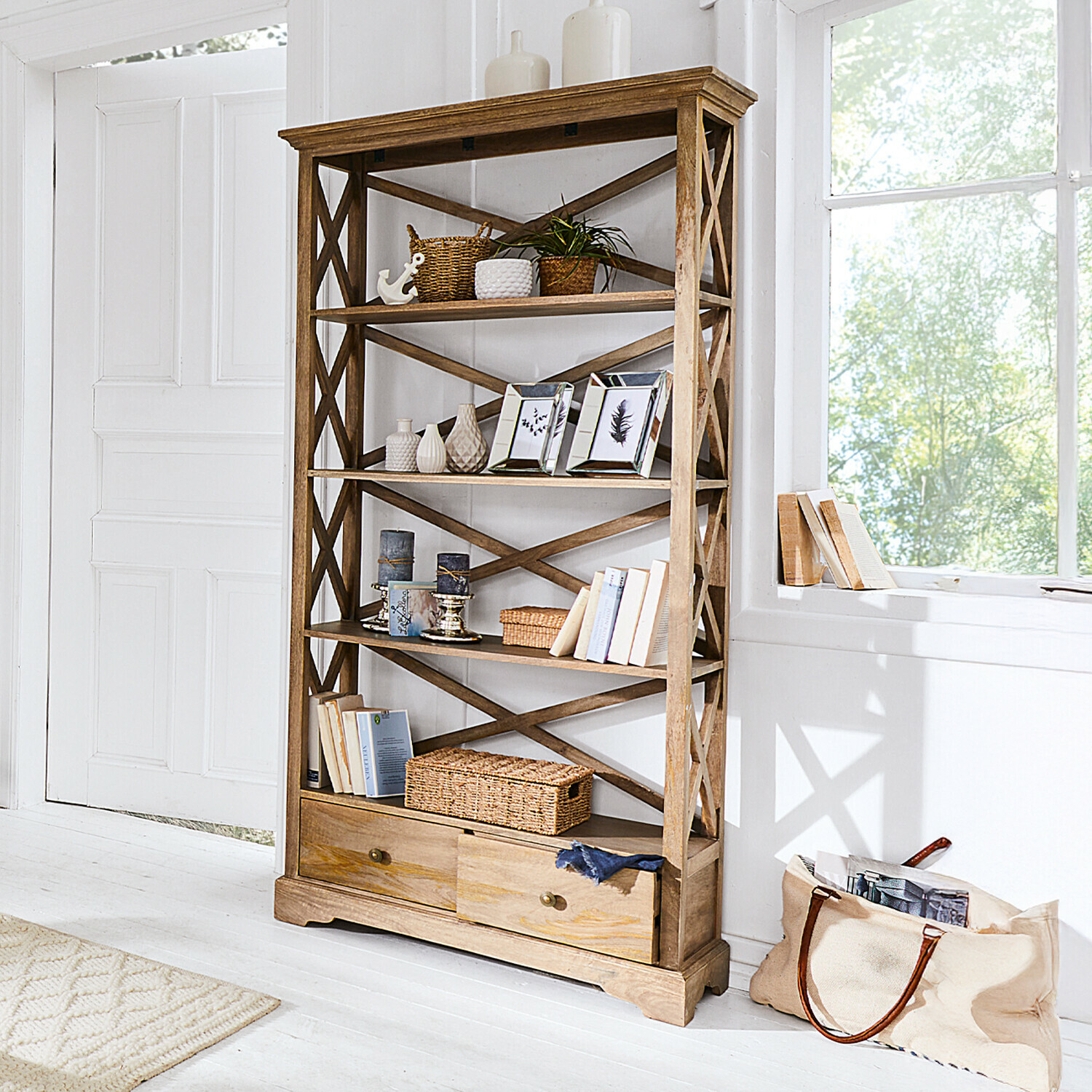 Regal Vélu Regal aus hellem Holz mit Schubladen, Dekorationen und Büchern in hellem Raum