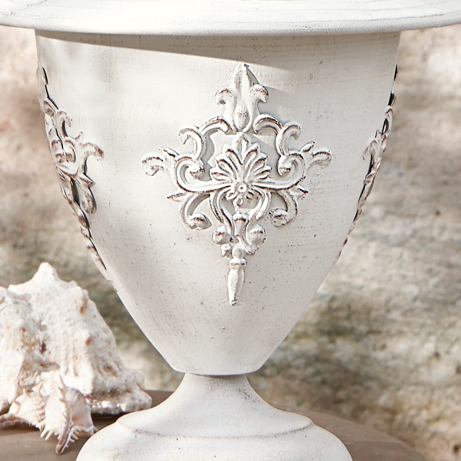 Weißer Metallvase mit dekorativem Vintage-Relief, stilvolle Deko für Innen- und Außenbereich