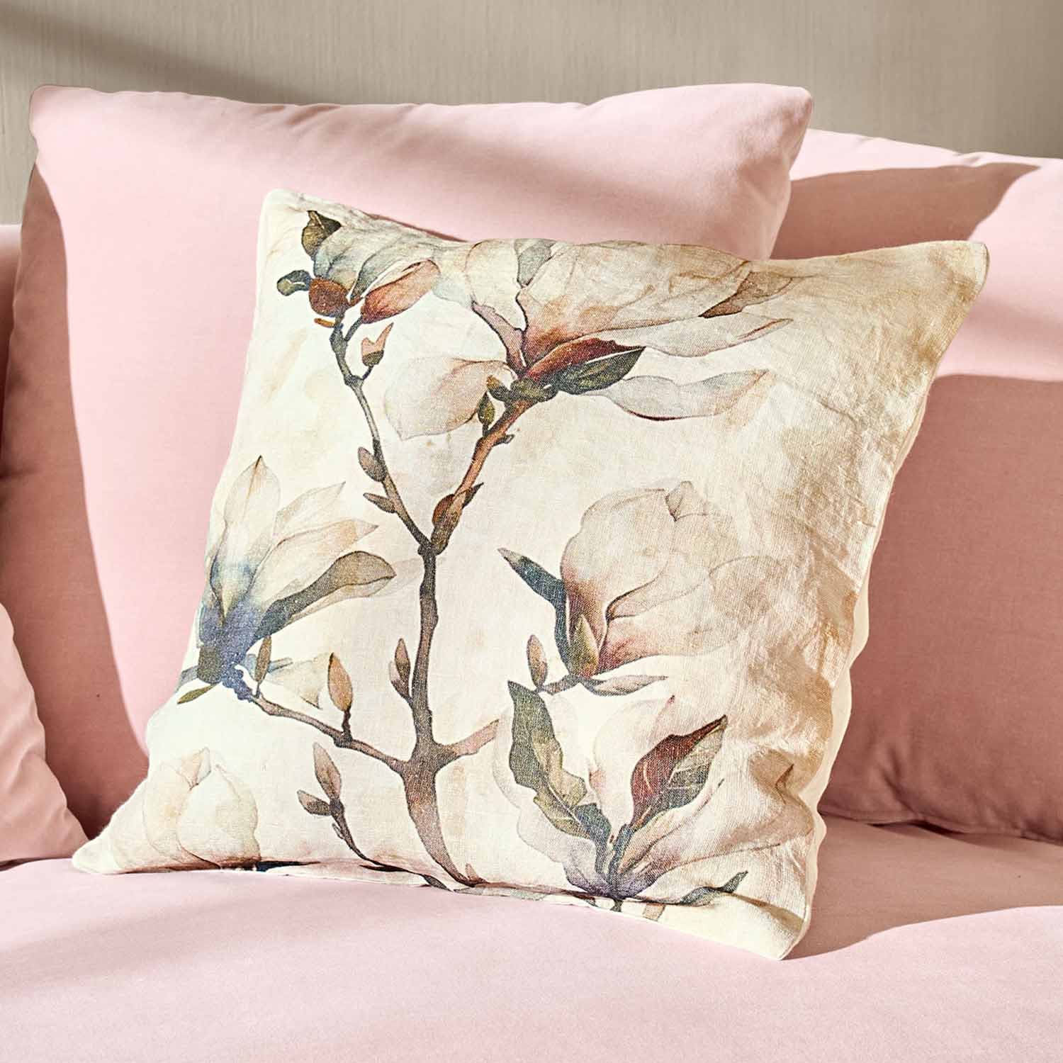 Dekoratives Baumwollkissen mit floralem Muster auf rosa Bettwäsche, elegantes Schlafzimmer-Accessoire