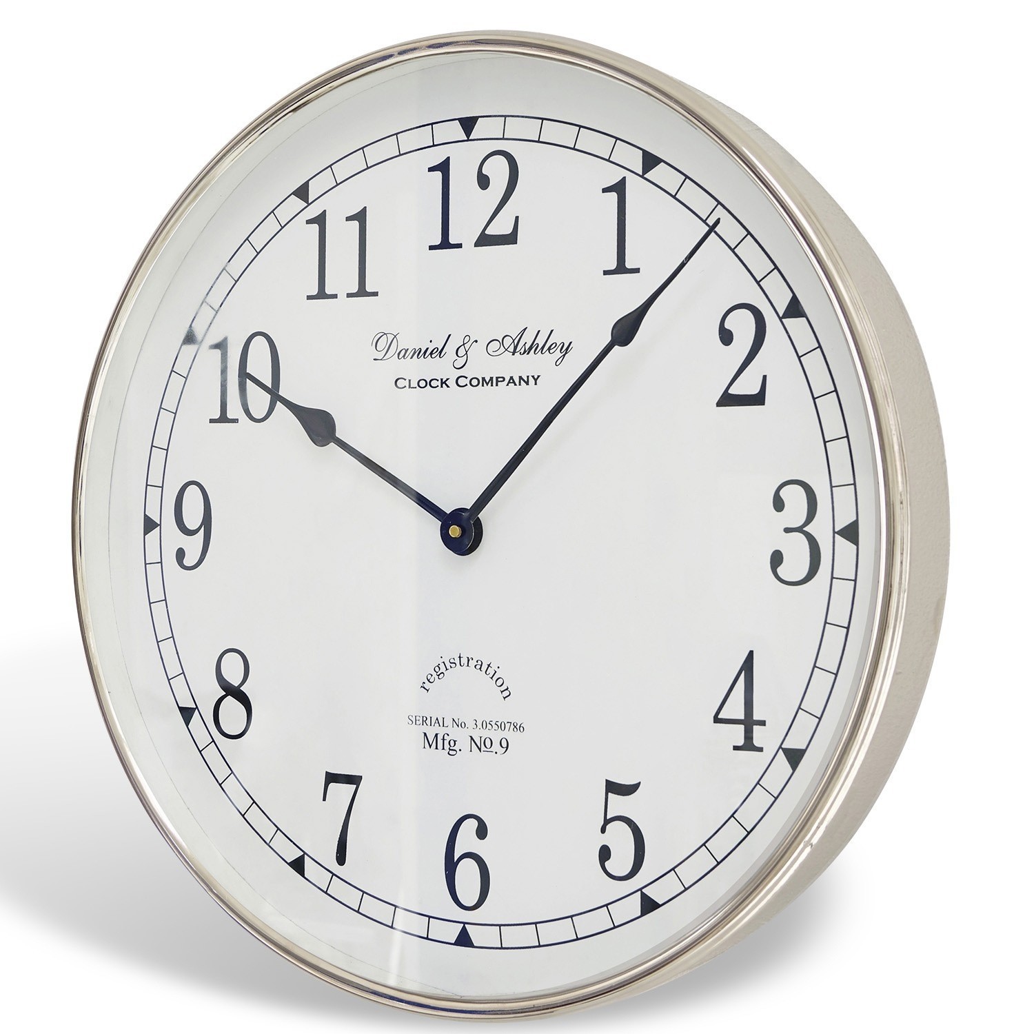 Runde Wanduhr mit weißem Zifferblatt und schwarzen Zahlen, silbernes Metallgehäuse