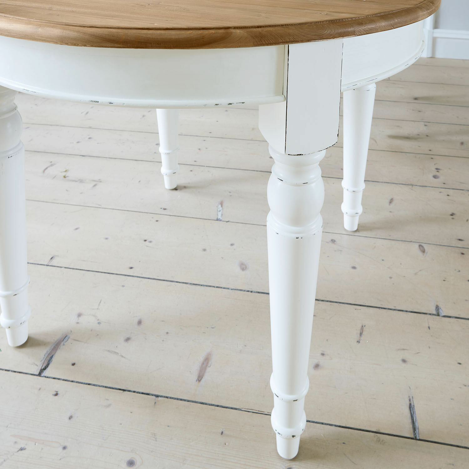 Holztisch mit weißen Beinen und naturfarbenem Tischblatt, klassisches Esszimmerdesign