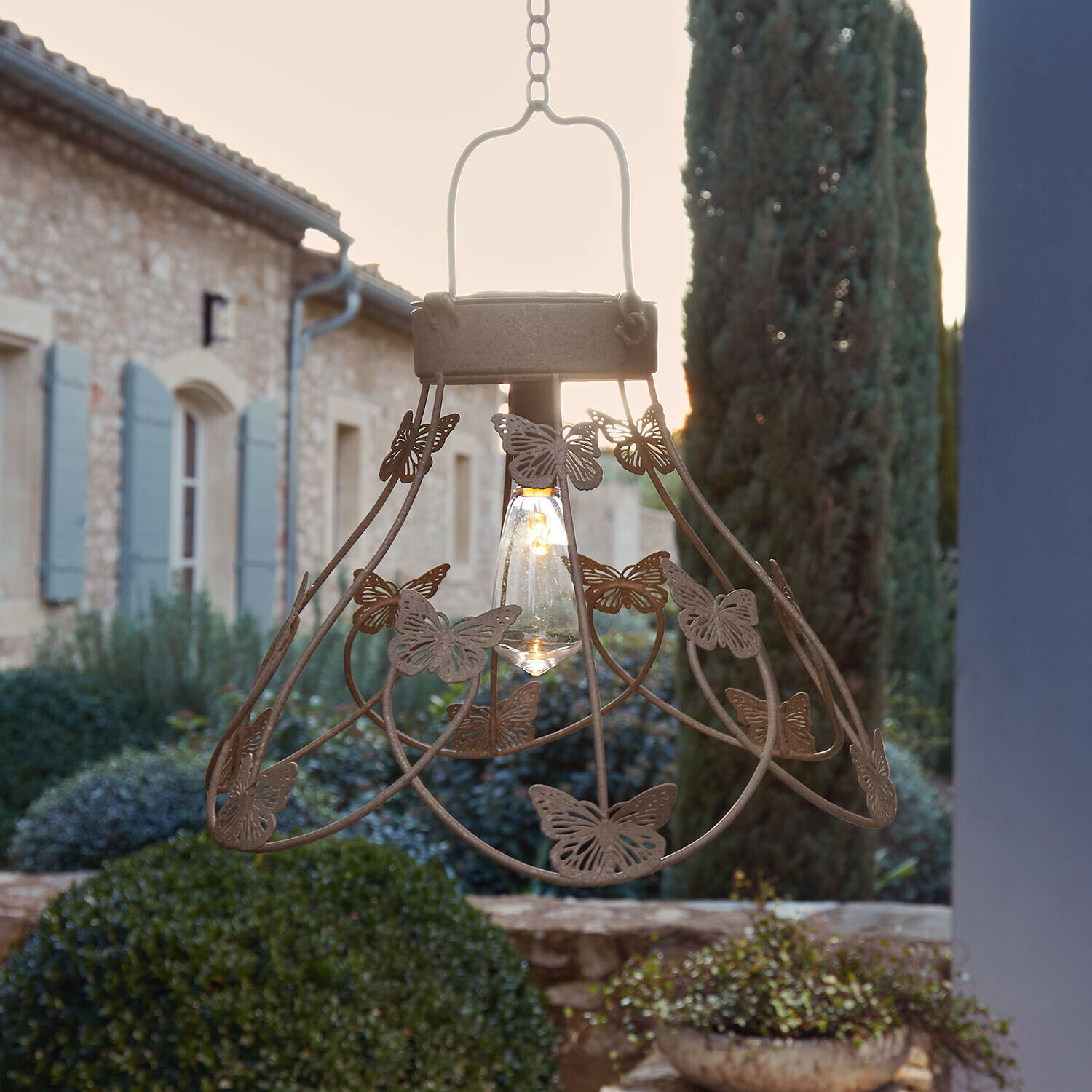 Hängelampe aus rostigem Metall mit Schmetterlingen, dekorative Gartenbeleuchtung mit LED-Glühbirne