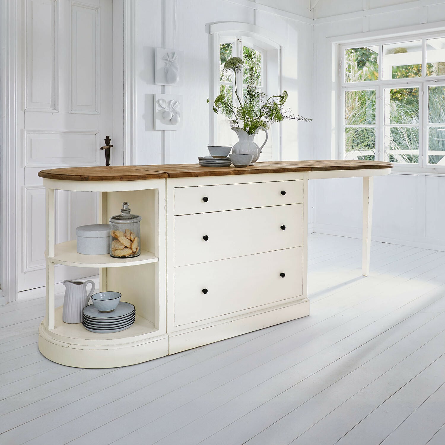 Kücheninsel in Creme mit Holzplatte und Schubladen, rustikaler Stil, Küchenmöbel