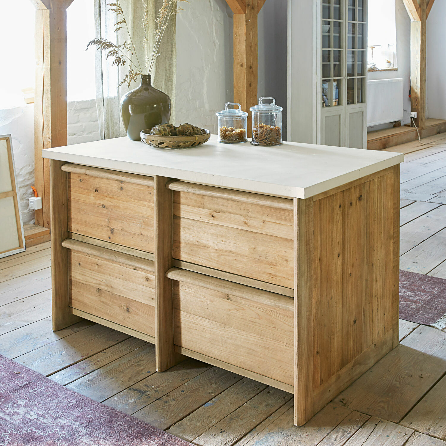 Kücheninsel aus Holz mit hellem Arbeitsplatte und Schubladen, rustikaler Stil, Stauraummöbel