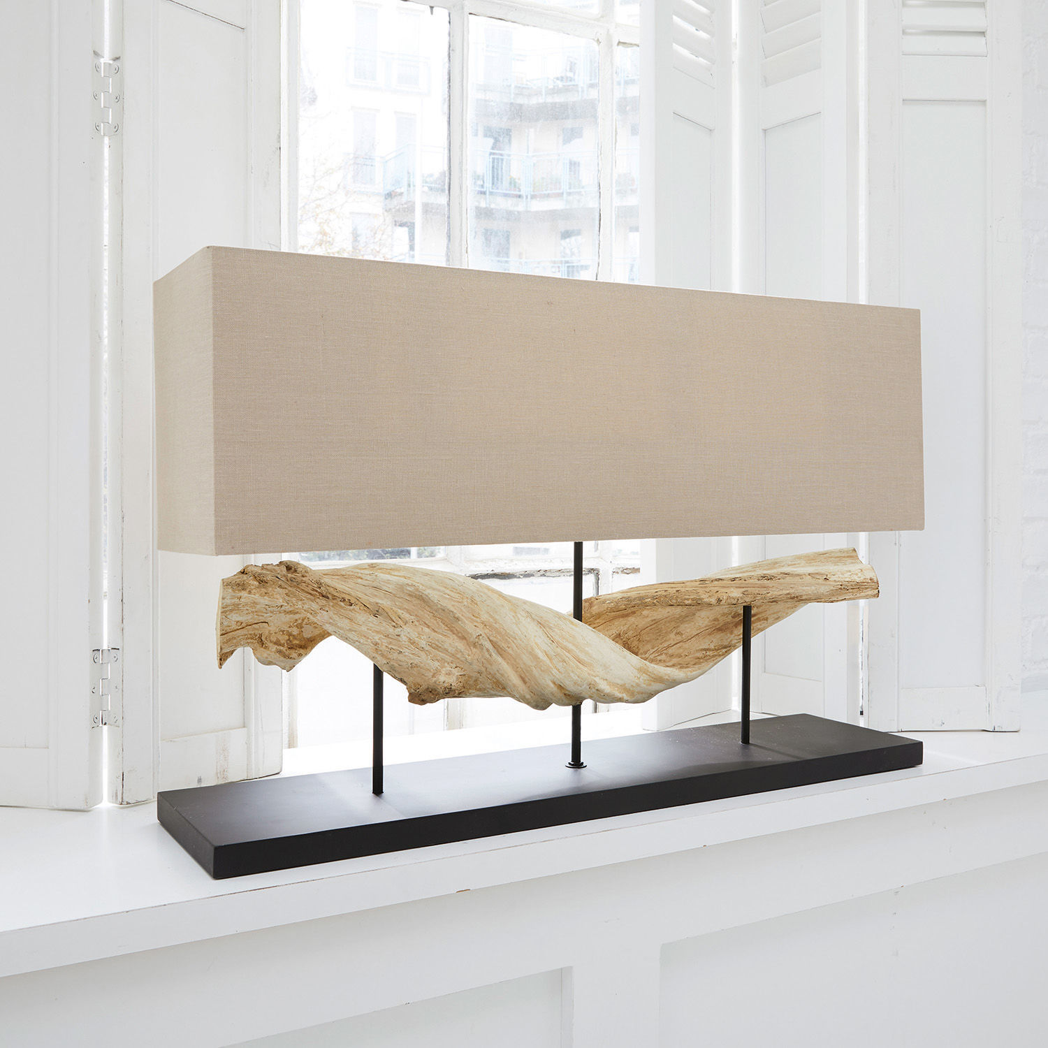 Tischlampe mit beigem Stoffschirm und natürlicher Holzskulptur auf schwarzer Basis, Wohnaccessoire