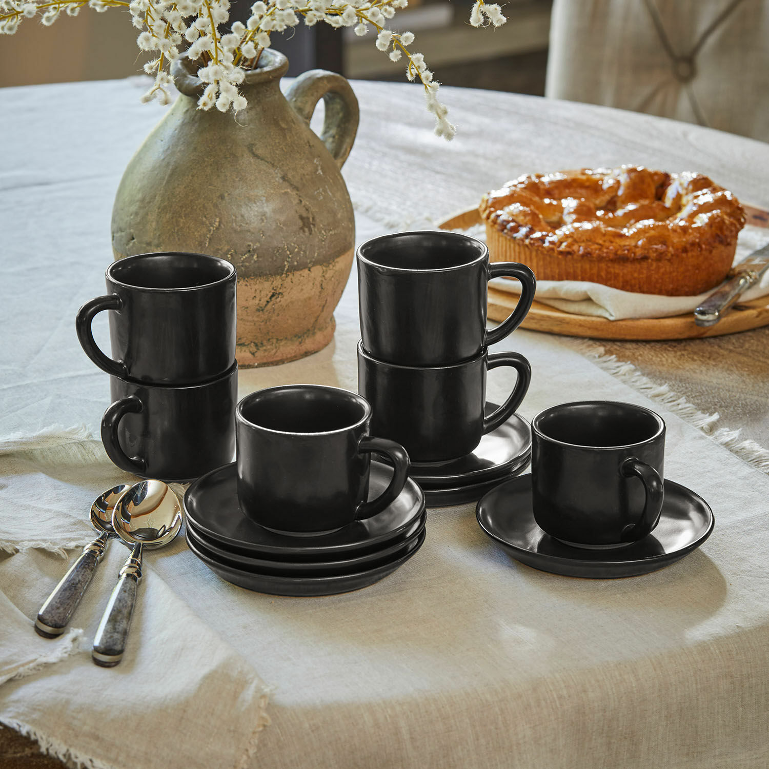 Tasse mit Untertasse 6er Set Biarré Set aus schwarzen Keramiktassen und Untertassen auf Holztablett für Kaffee und Tee