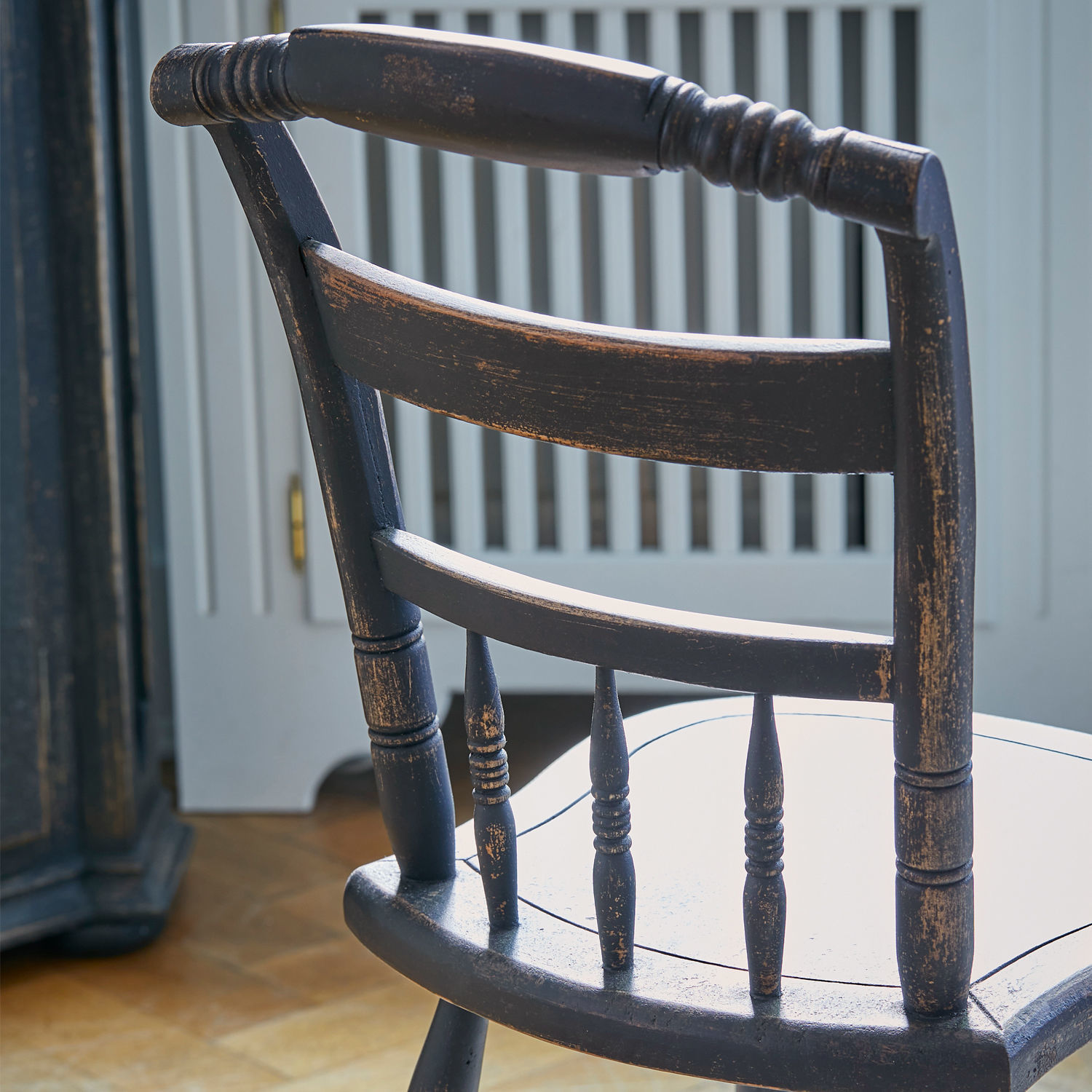 Schwarzer Holzstuhl mit antikem Finish und gedrechselter Rückenlehne für Vintage-Interieur