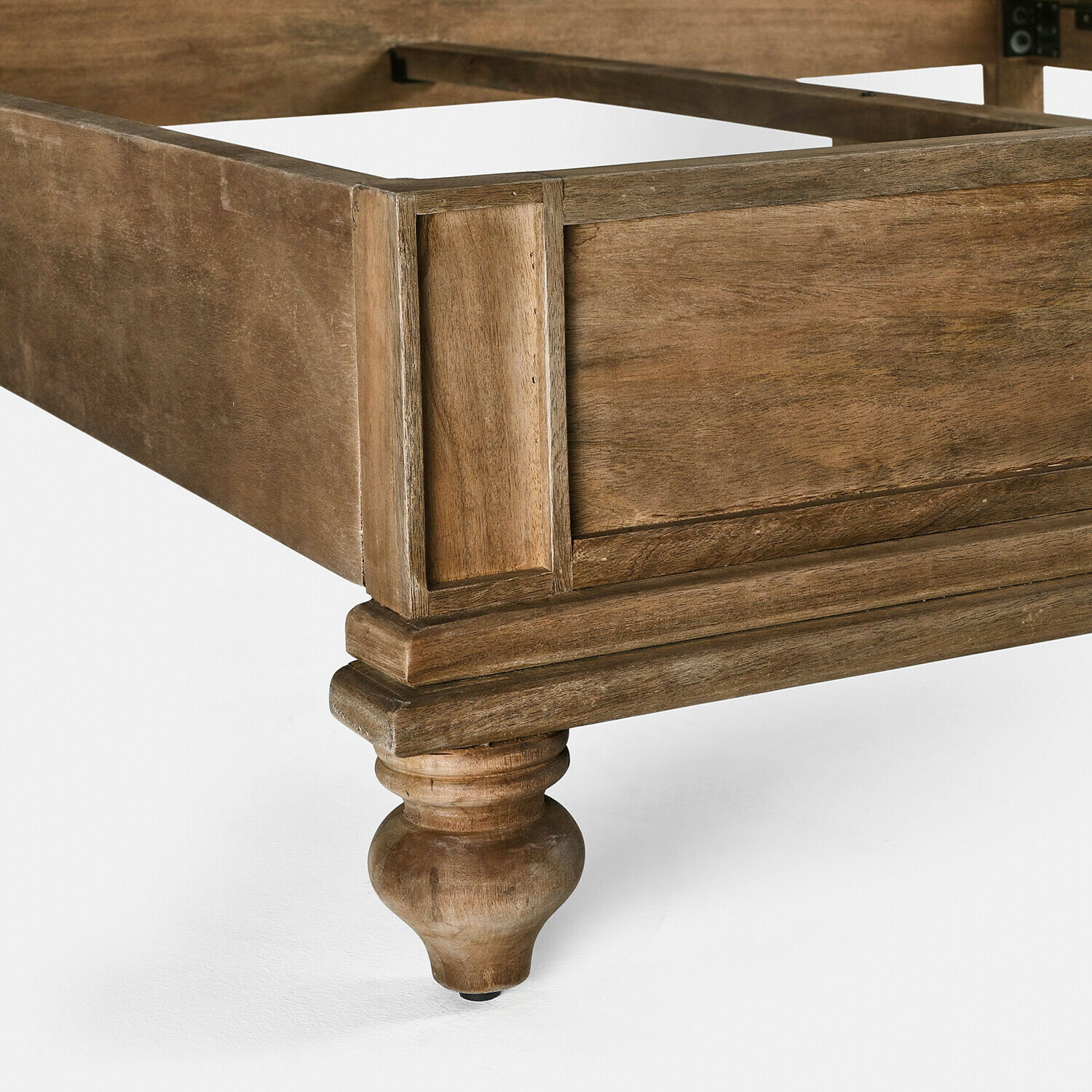 Bettfuß aus natürlichem braunem Mangoholz mit klassischem, gedrechseltem Design und glatter Oberfläche