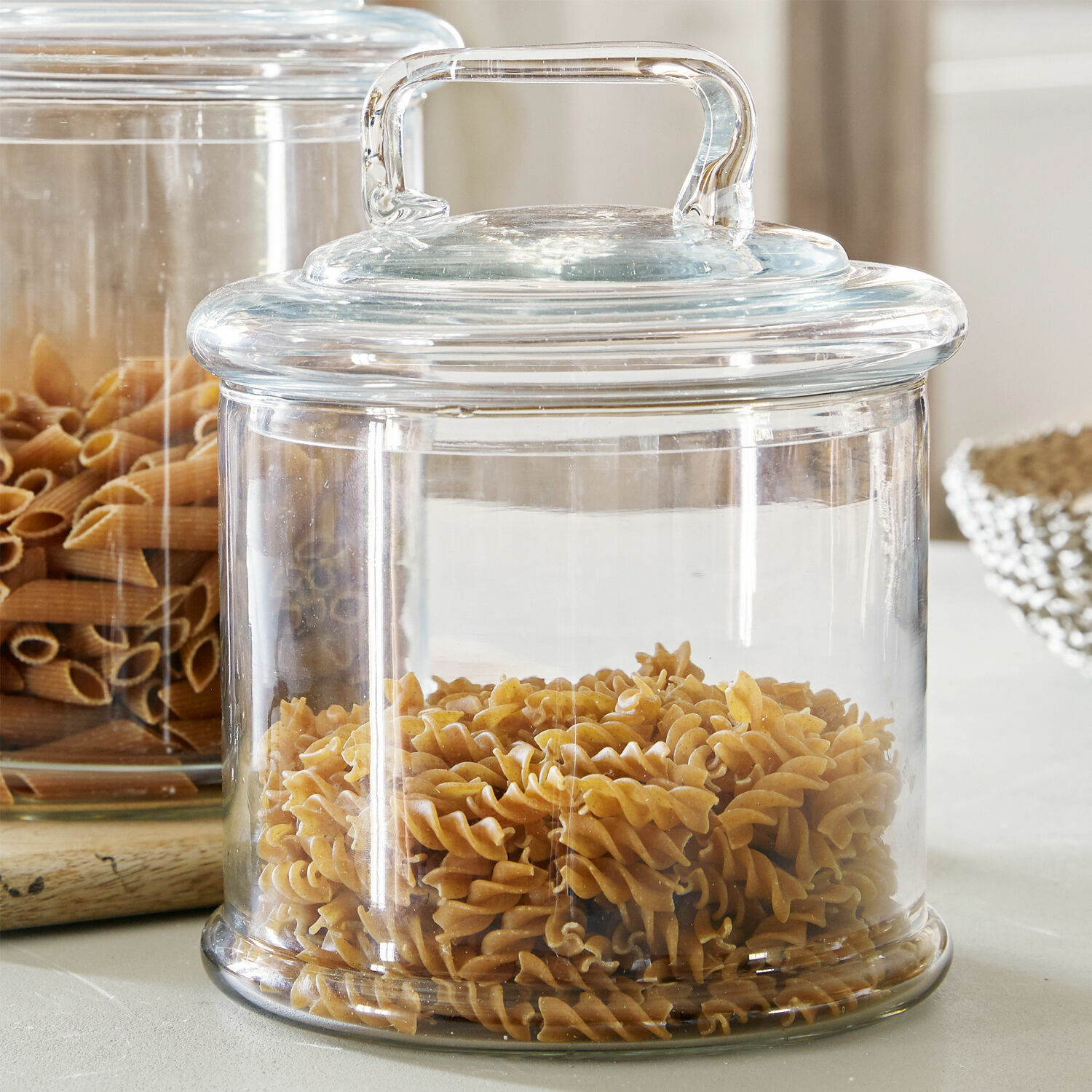 Transparenter Glasbehälter mit Deckel, gefüllt mit Fusilli-Nudeln, zur Lebensmittelaufbewahrung