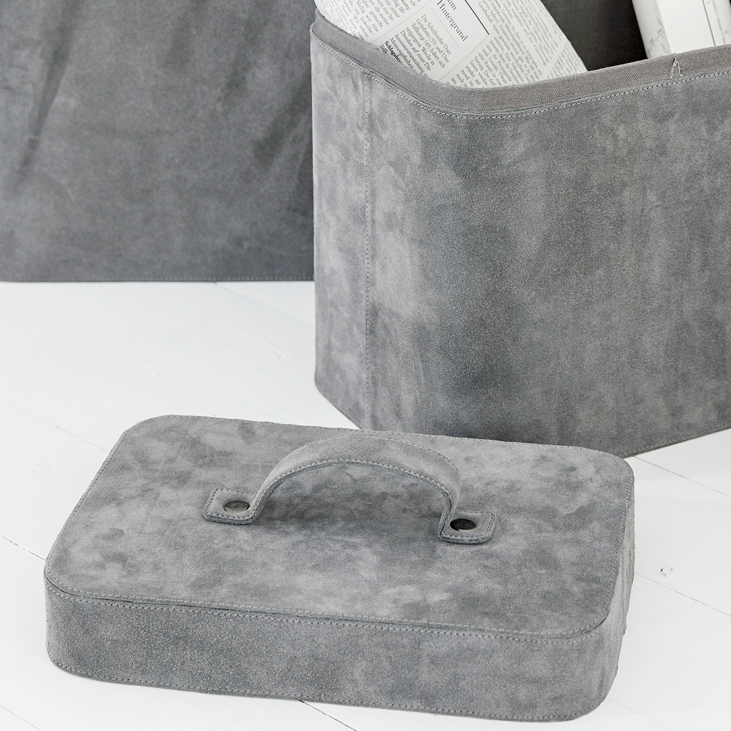 Graue Wildledertasche mit Griff für Dokumente, praktischer Organizer auf weißem Hintergrund