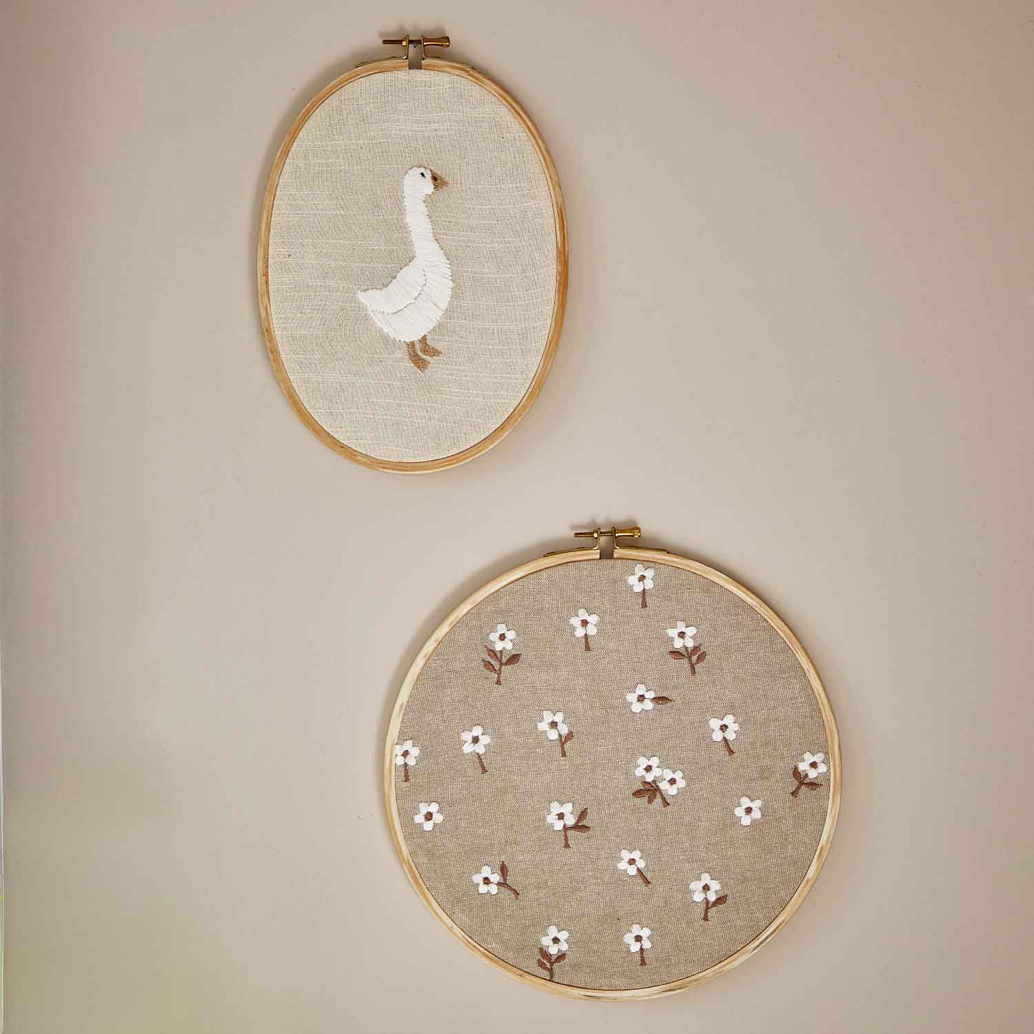 Zwei bestickte Stickrahmen aus Naturleinen mit Motiv weiße Gans und Blumen, Wanddeko