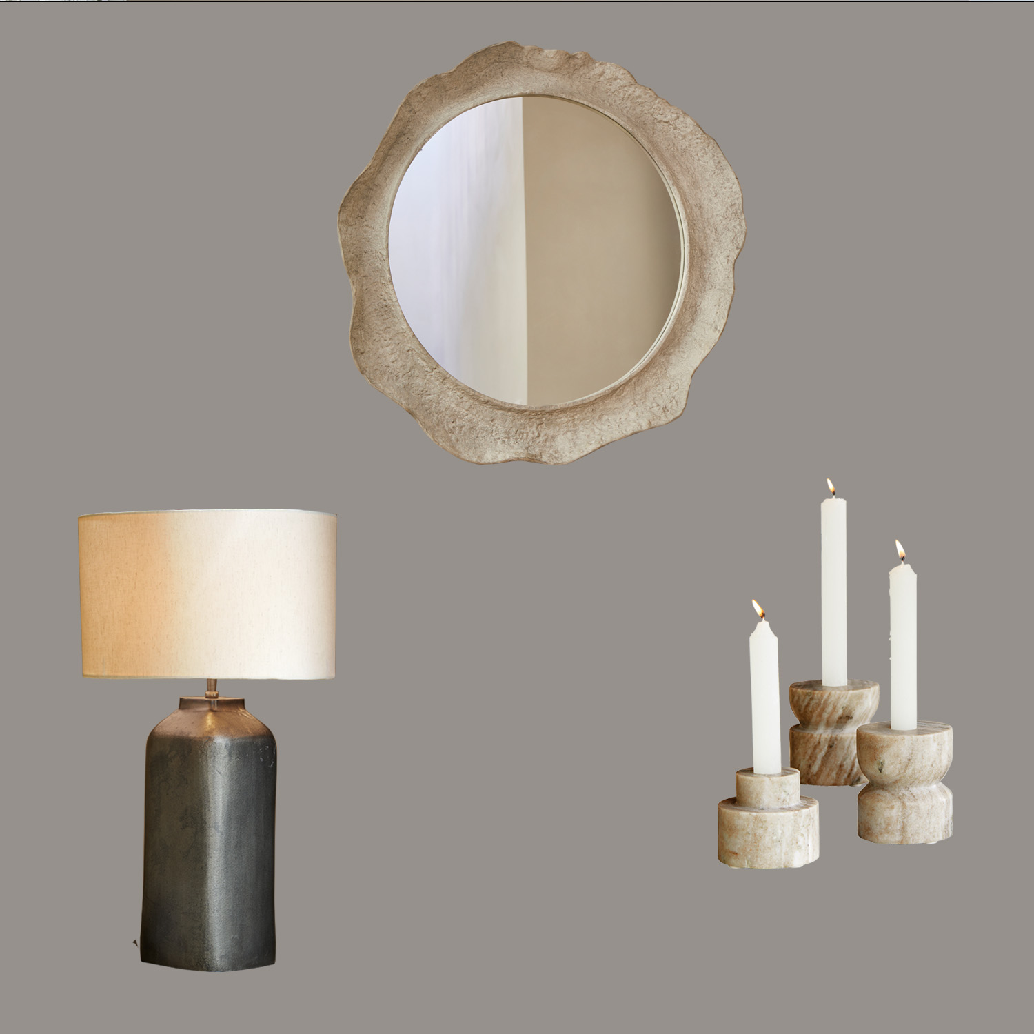 Tischlampe mit schwarzer Keramikbasis und beigem Lampenschirm, runder Spiegel mit Steinfassung und Marmor-Kerzenhalter