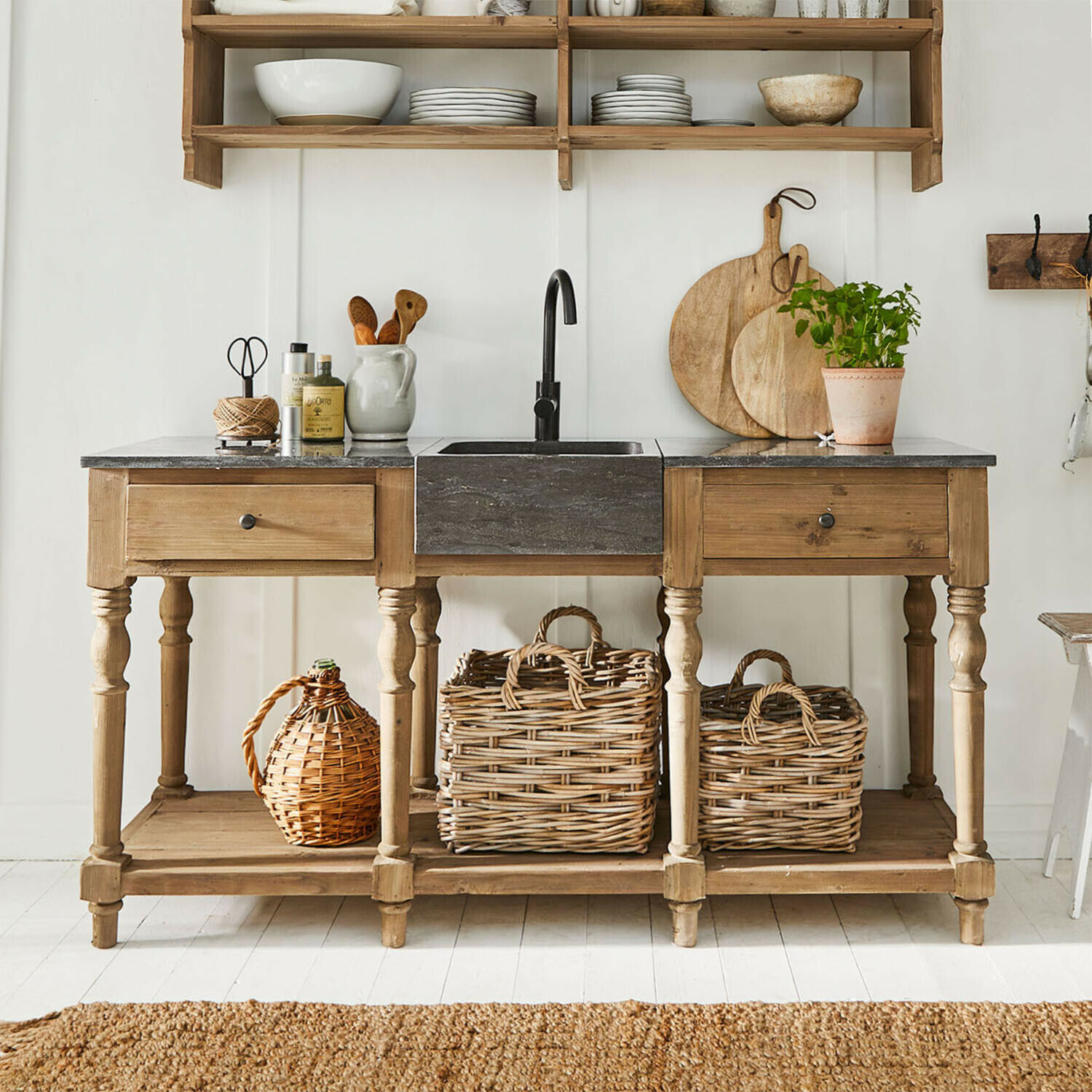 Spülenschrank Bergenfield Holzküche mit schwarzem Steineinbauwaschbecken und Weidenkorb, rustikaler Landhausstil