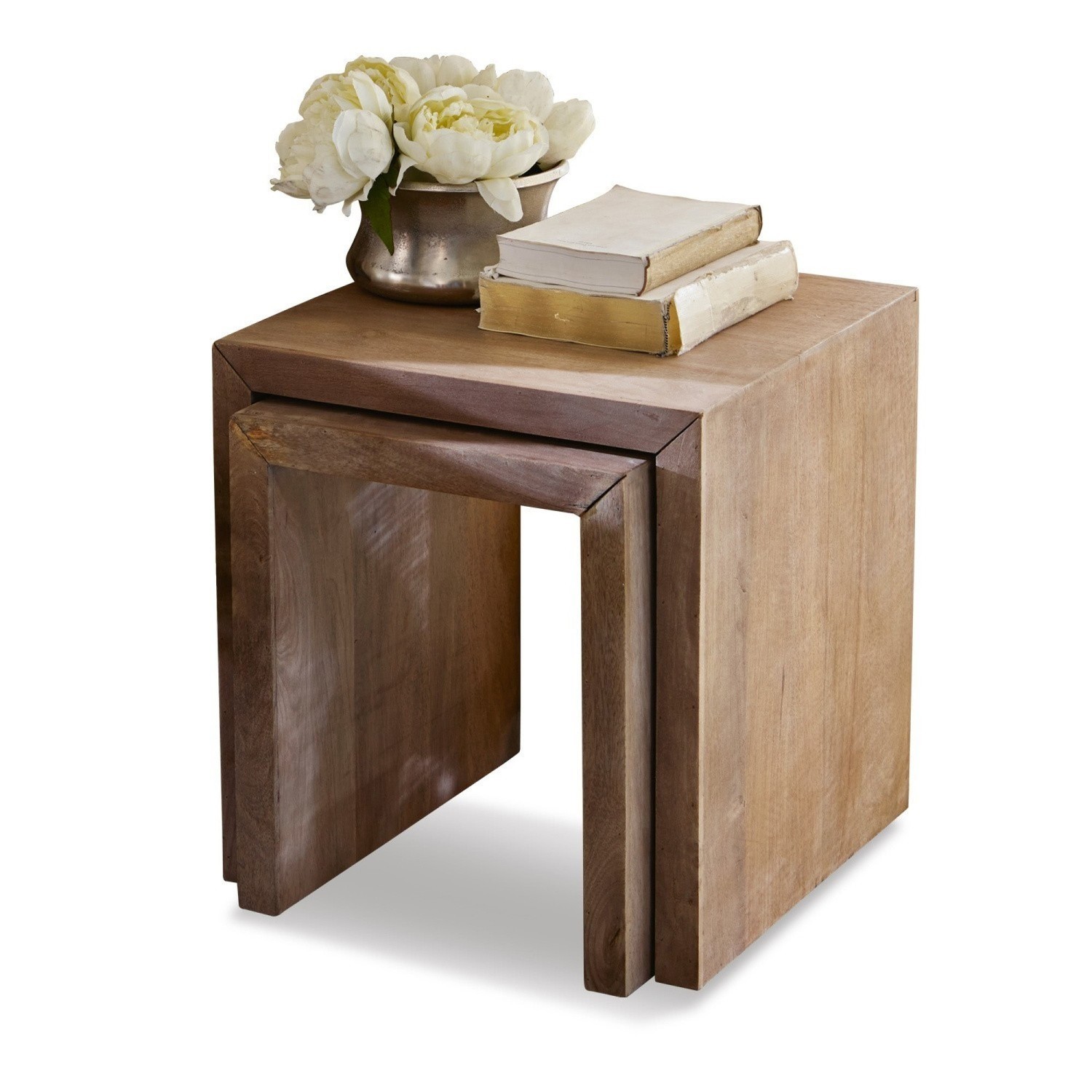Quadratischer Beistelltisch aus Mangoholz in Natur mit Blumenarrangement und Büchern