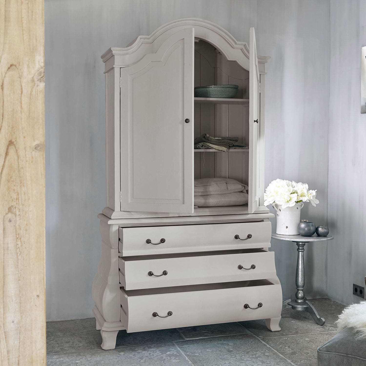 Grauer Holzkommode mit Schubladen und Schrank, klassisches Aufbewahrungsmöbel fürs Wohnzimmer