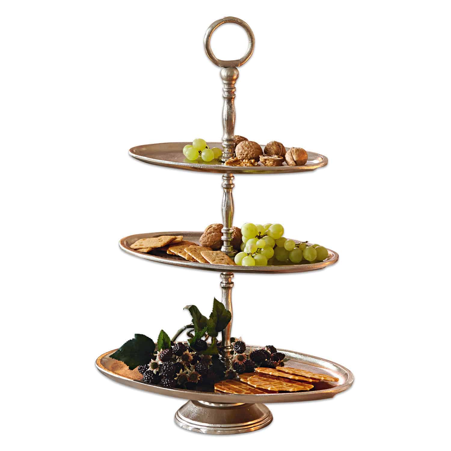 Dreistöckige silberne Metall-Etagere mit Trauben, Nüssen und Crackern als Snack