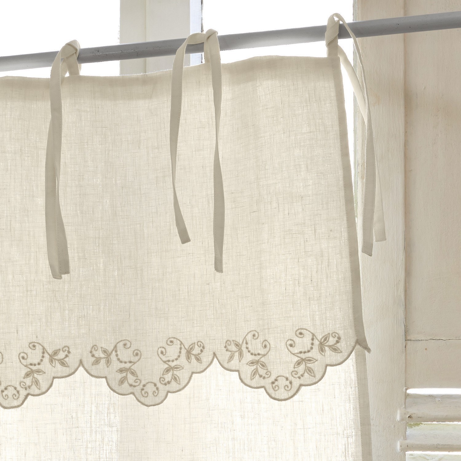 Beige Leinen-Gardine mit besticktem Muster und Bindebändern, dekorativer Fensterschmuck