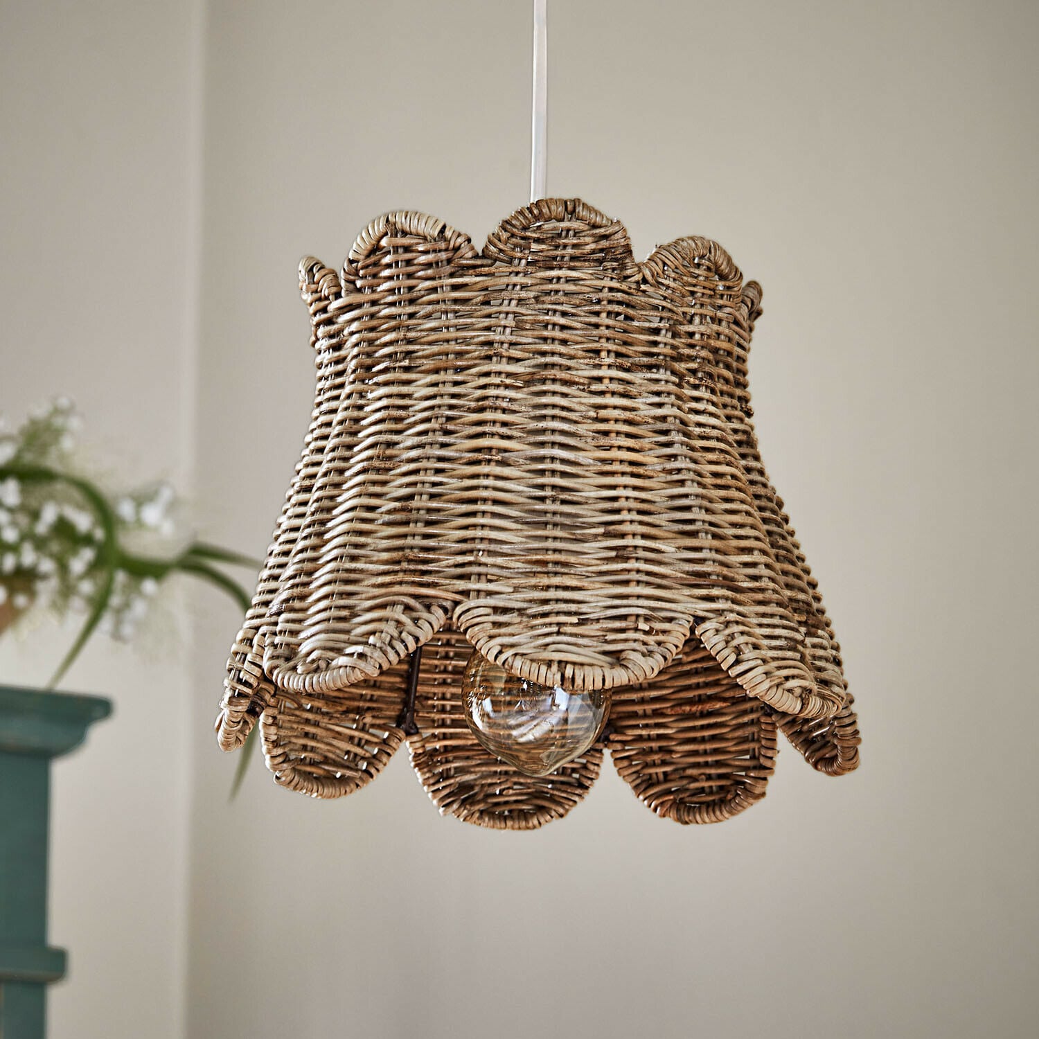 Hängelampe aus natürlichem Rattan mit sichtbarer Glühbirne und dekorativem Lampenschirm