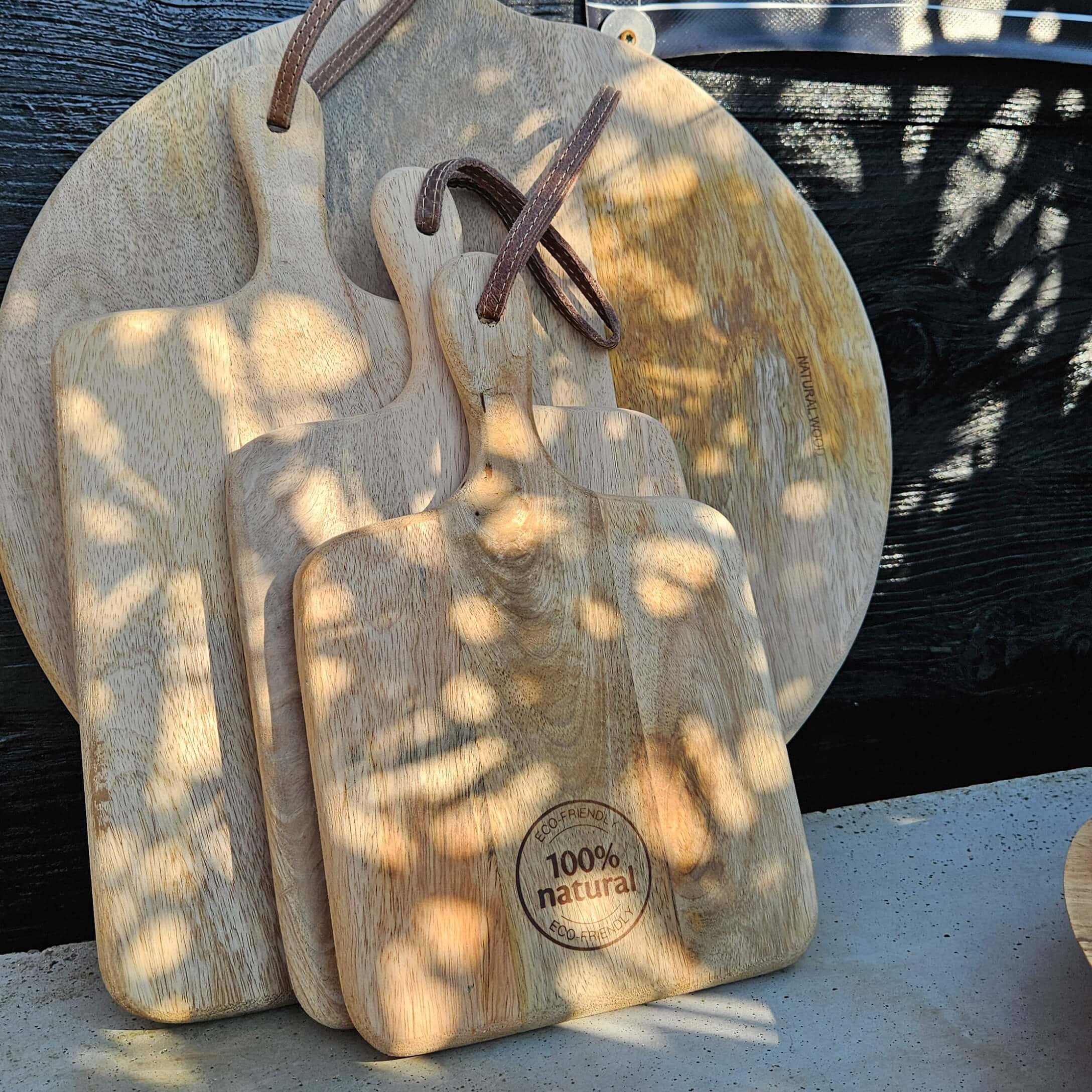 Set aus natürlichen Holz-Schneidebrettern mit Griffen und Aufhängeschlaufen, umweltfreundliche Küchenaccessoires