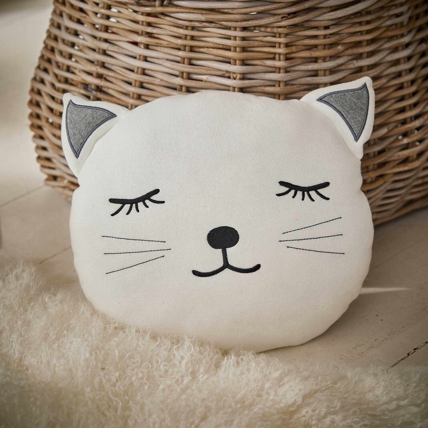 Kissen Junari Weißes Katzenkissen aus Baumwolle mit schwarzer Stickerei, dekorativ und weich für Wohnzimmer