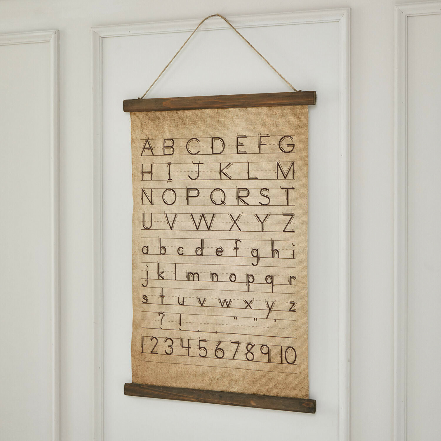 Hängendes Poster mit Alphabet und Zahlen auf beigem Stoff mit Holzrahmen zum Schreibenlernen