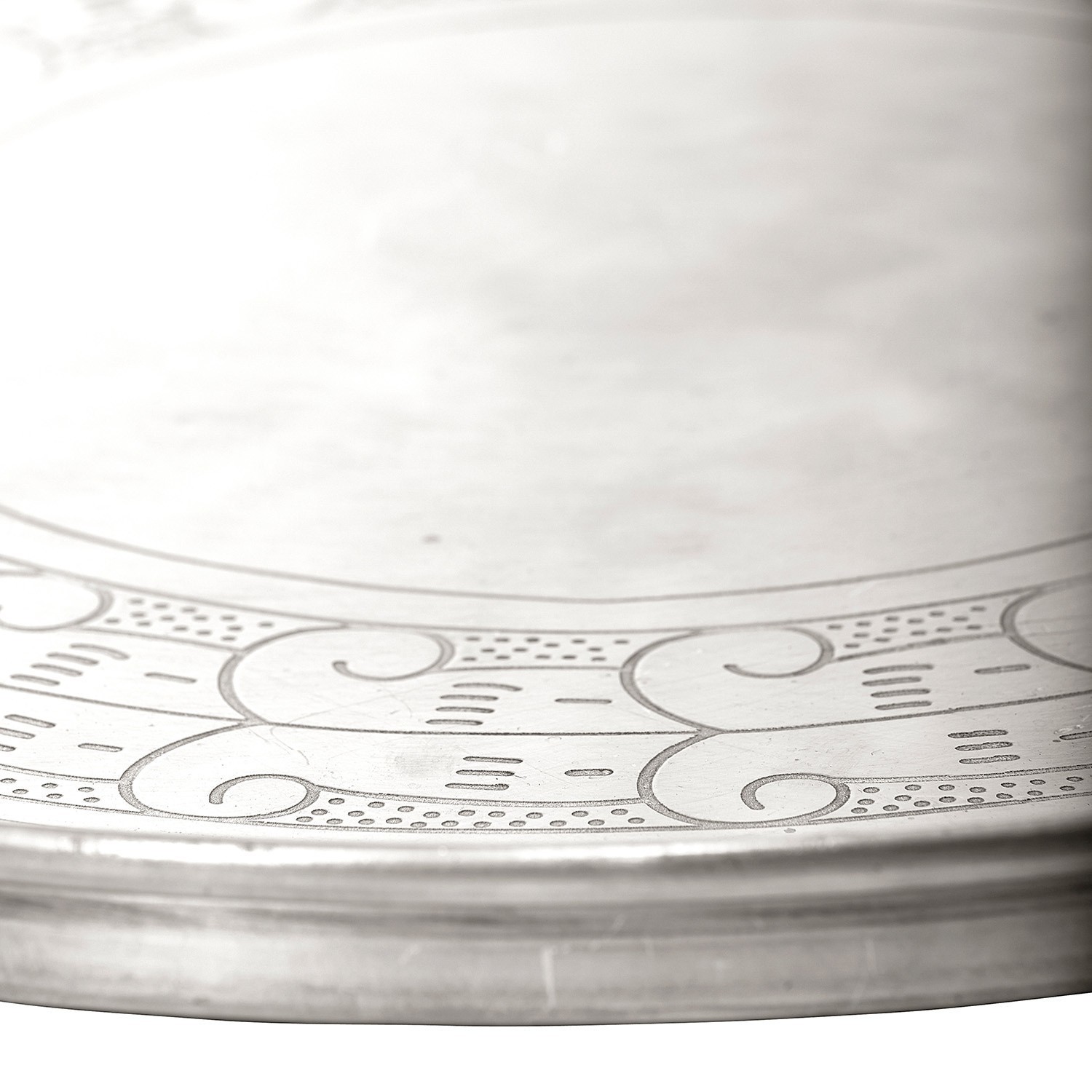 Metalltablett in Silber mit dekorativem Gravurmuster, stilvolles Wohnaccessoire