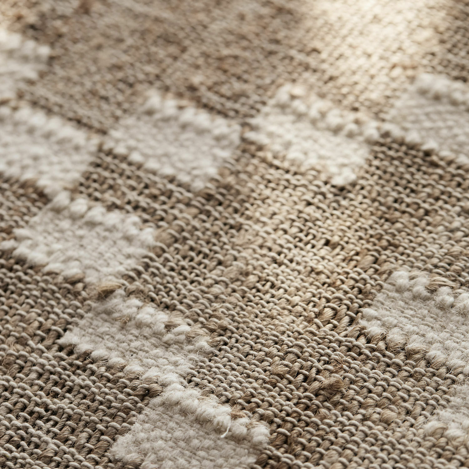 Braun-beiger Teppich mit geometrischem Muster aus natürlichen Fasern, Wohnaccessoire