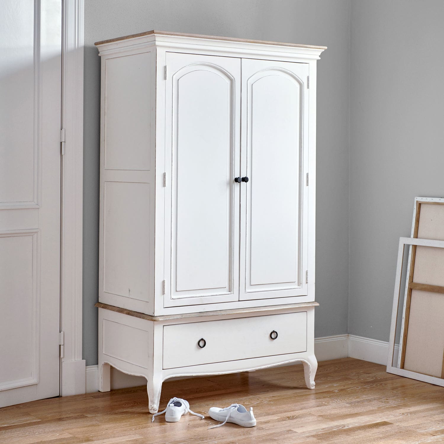Weiße Holzkommode mit zwei Türen und einer Schublade, klassisches Aufbewahrungsmöbel im Landhausstil