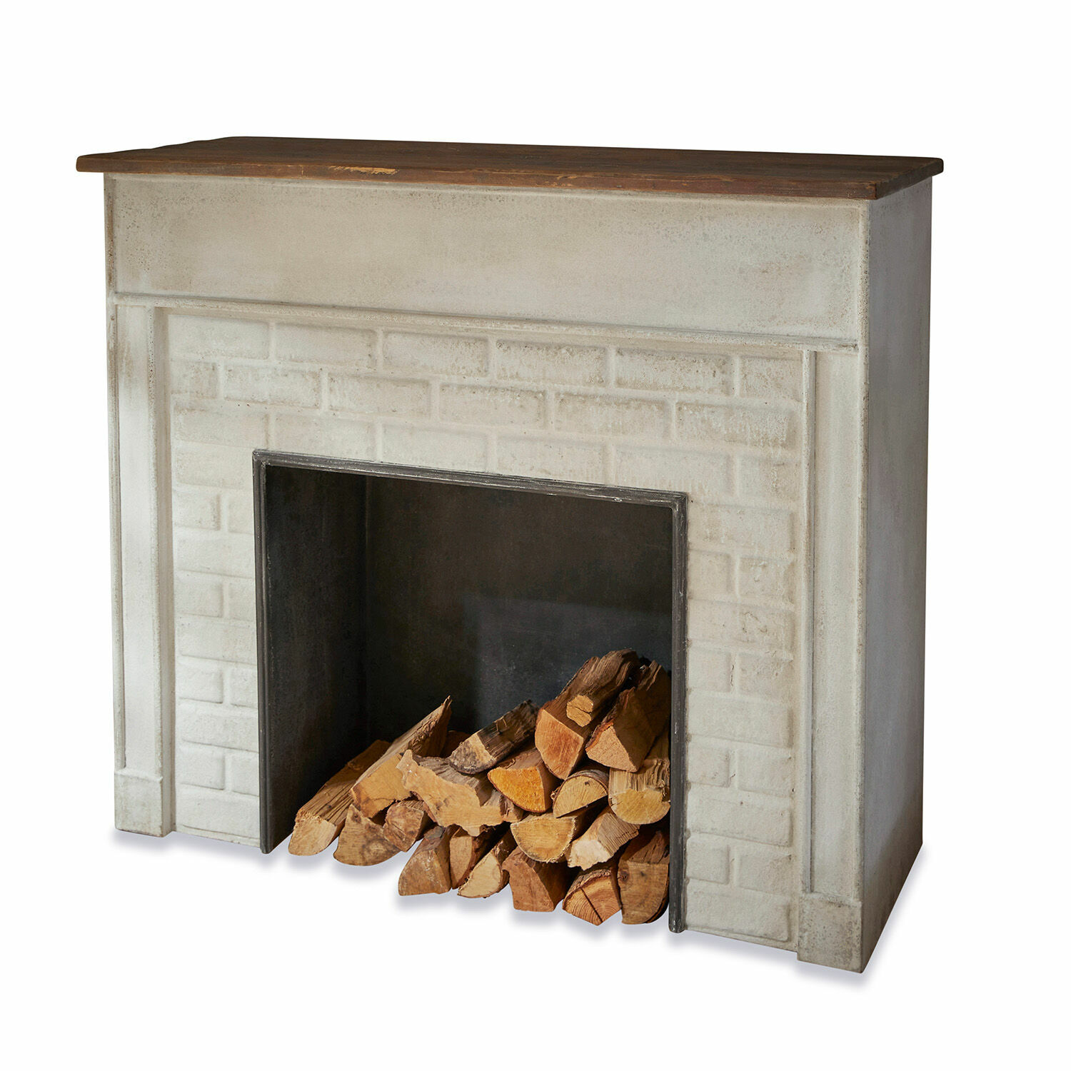 Dekorativer Kamin aus hellem Beton mit Holzplatte und Kaminholz, rustikaler Stil
