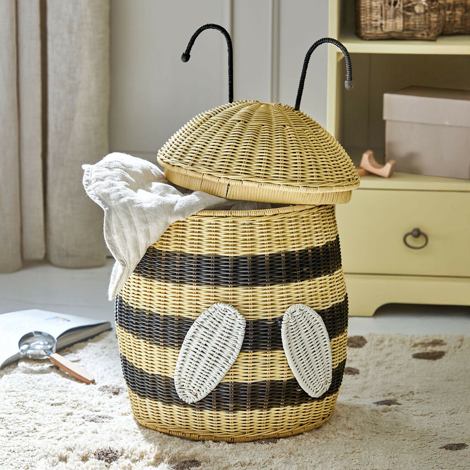 Hummelkorb Fluttery Wäschekorb aus Rattan in Bienenform mit natürlichen und schwarzen Streifen zur Aufbewahrung von Kleidung