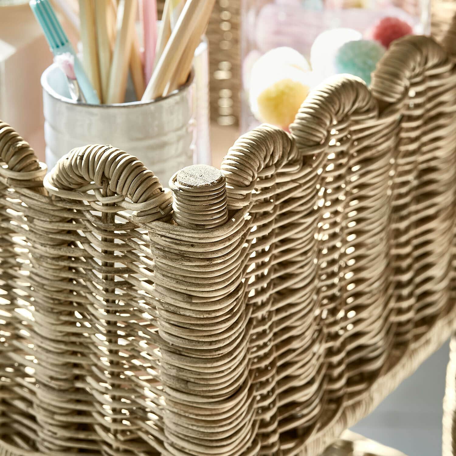 Natürlicher, hellbeiger Korb aus geflochtenem Rattan, ideal zur Aufbewahrung von Utensilien.