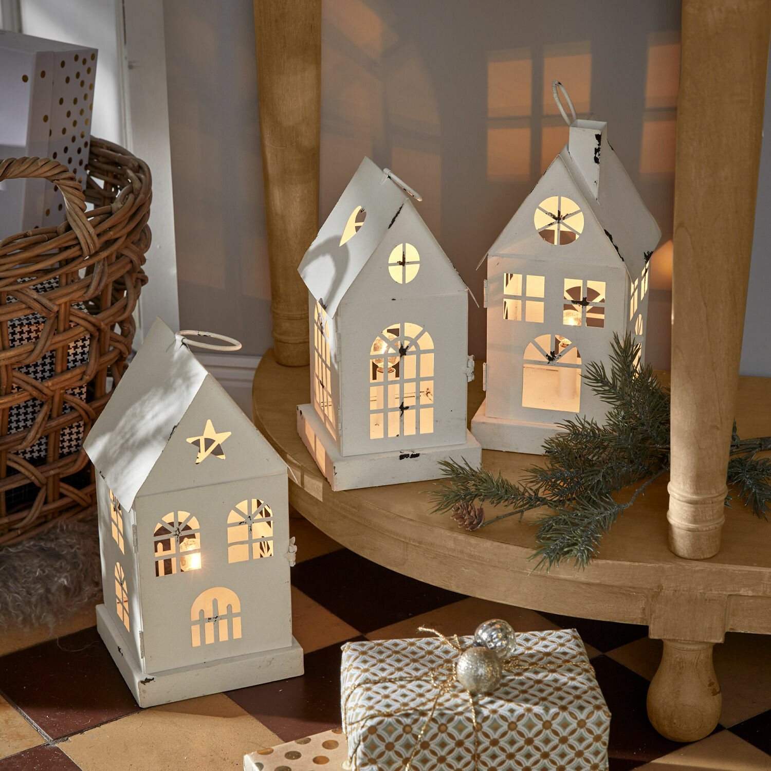 Drei weiße Metalllaternen in Hausform mit Beleuchtung, vintage Weihnachtsdekoration