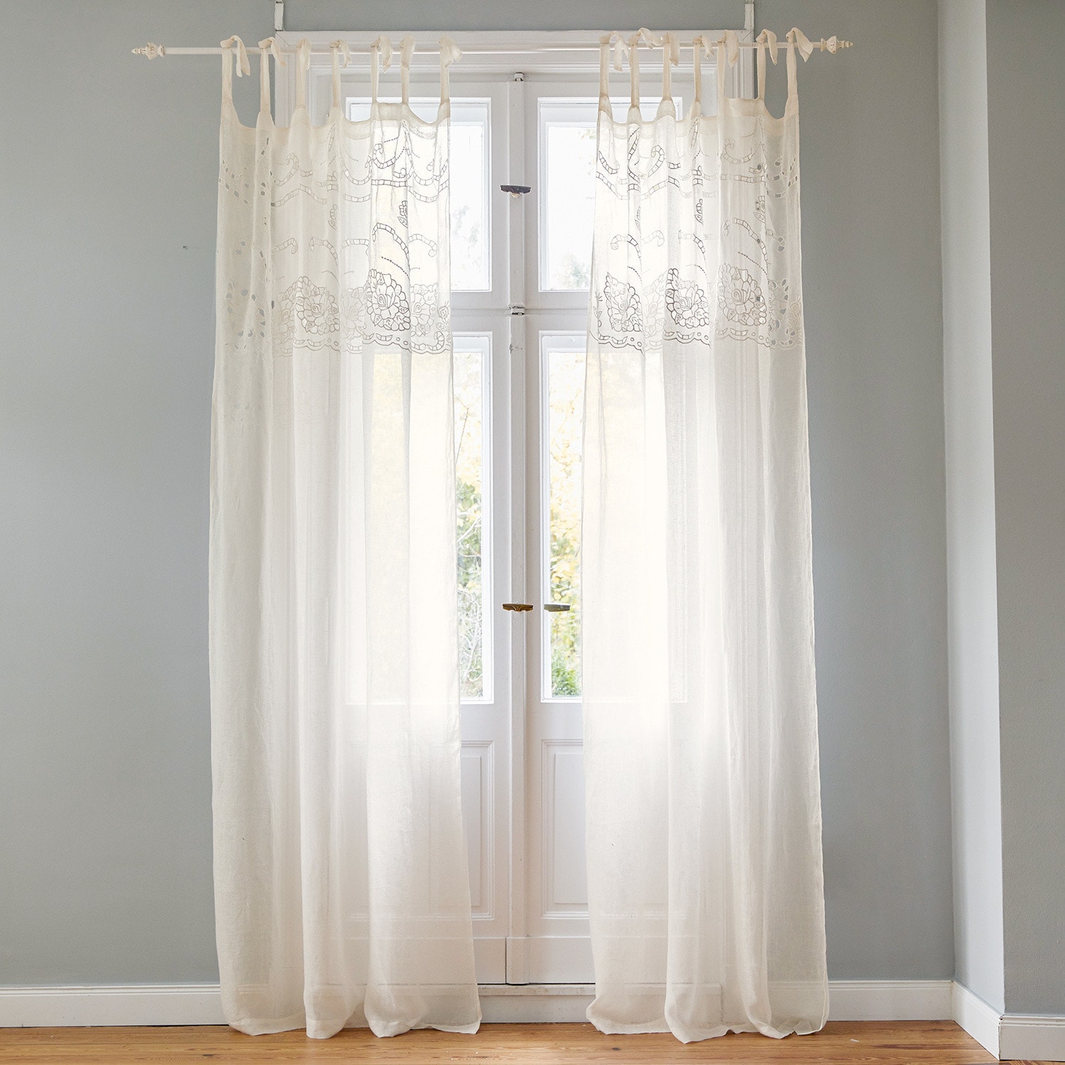 Transparente weiße Vorhänge mit besticktem Muster, leichter Stoff für Fensterdekoration
