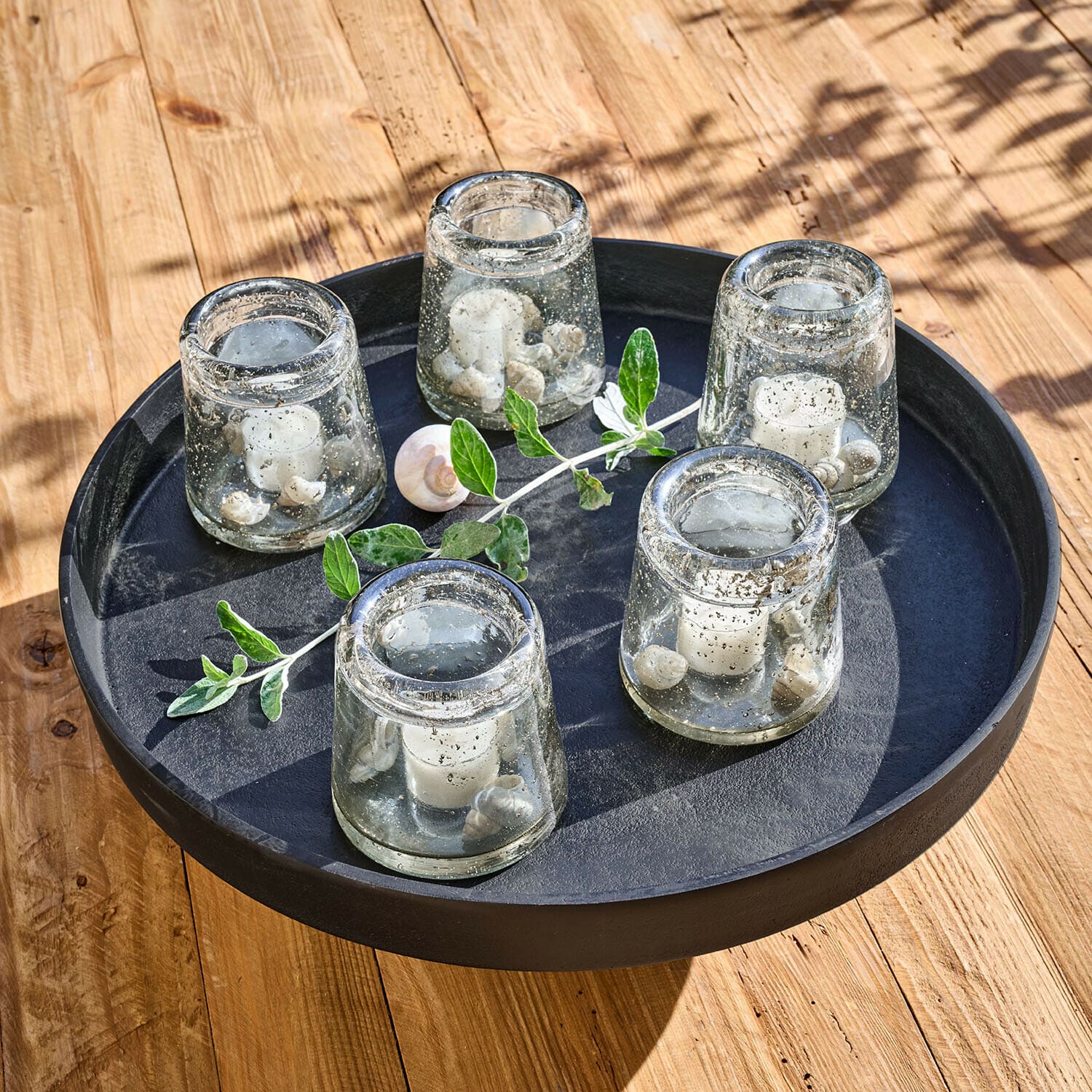 Teelichthalter 5er Set Novalio Set aus fünf Glas-Teelichthaltern mit weißen Kerzen und Muscheln auf schwarzem Metalltablett