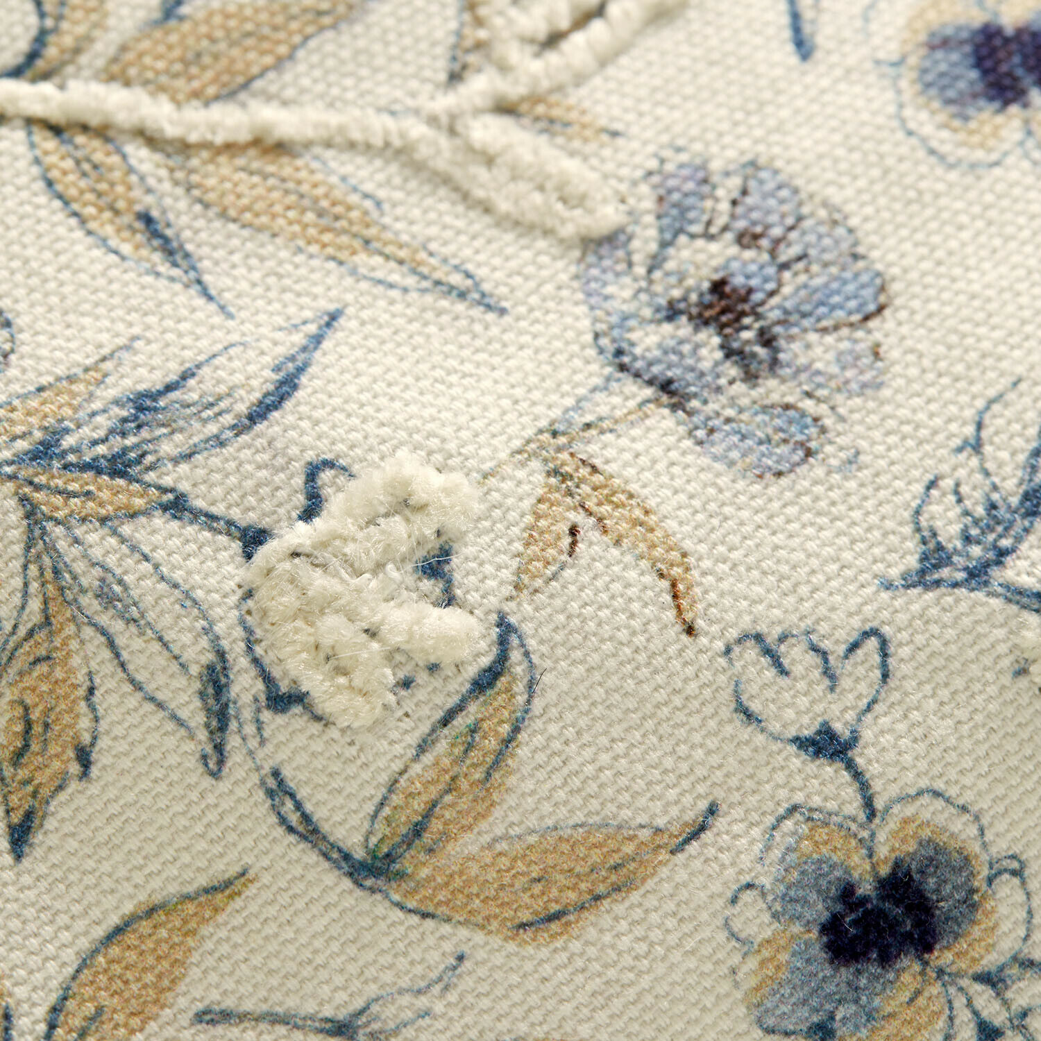 Dekorativer Stoff mit blau-beigem Blumenmuster auf cremefarbenem Hintergrund für Heimtextilien