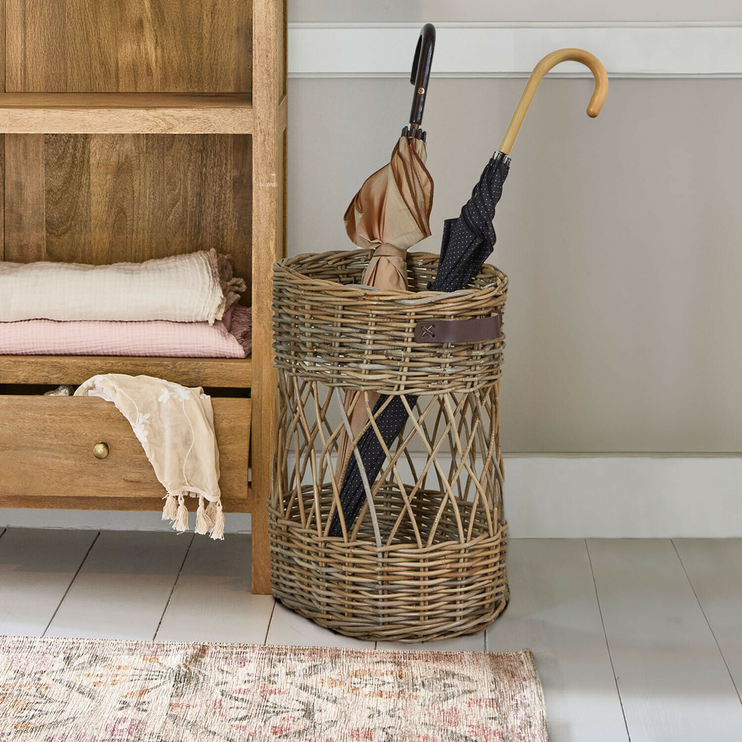 Schirmständer Lorviano Runder Regenschirmständer aus natürlichem Rattan, praktisches Wohnaccessoire für den Flur