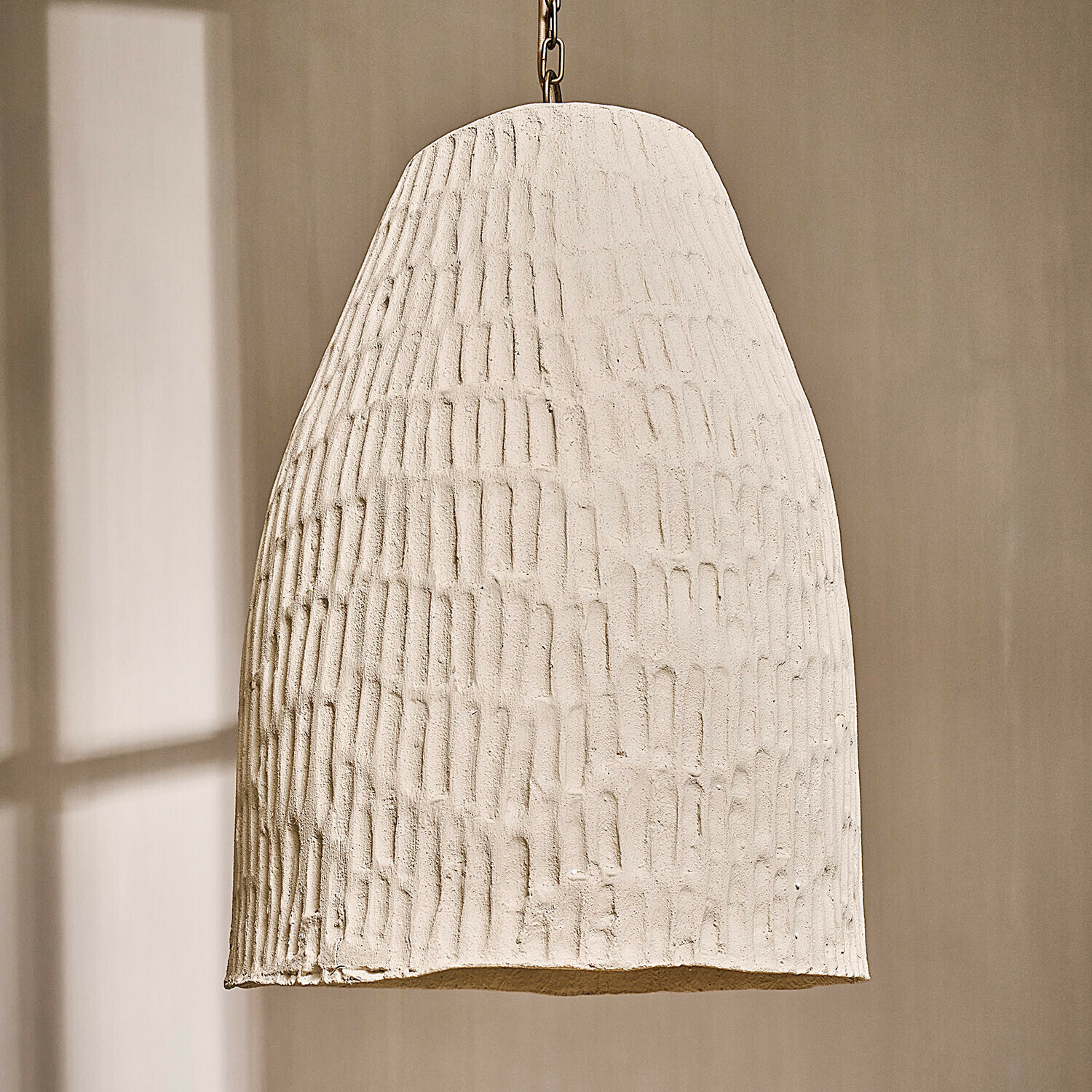 Hängelampe aus weißer Keramik mit strukturierter Oberfläche, modernes Design für Wohnzimmer