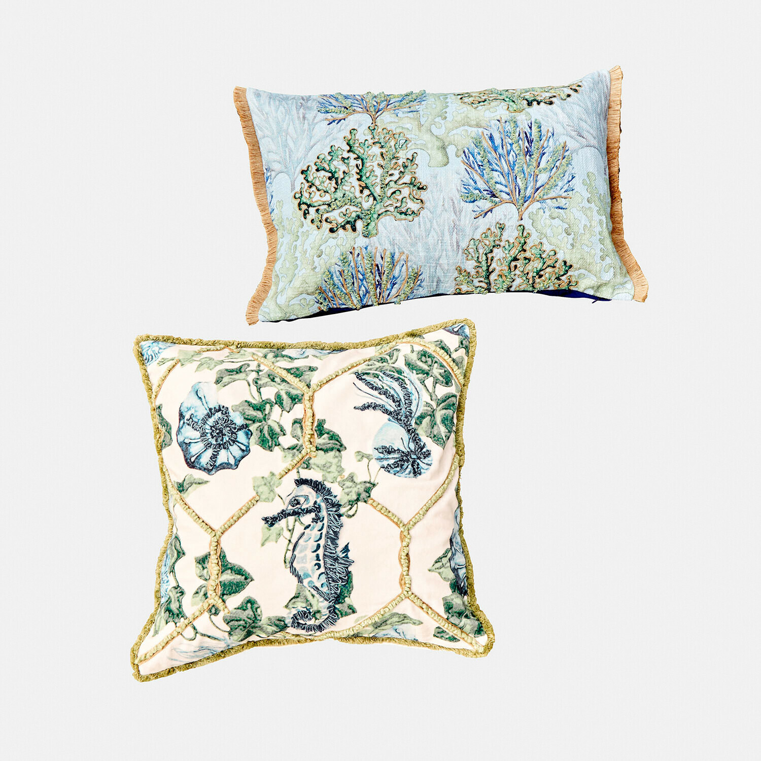 Zwei dekorative Kissen mit Meerespflanzen- und Seepferdchen-Motiv in pastellfarbenen Tönen