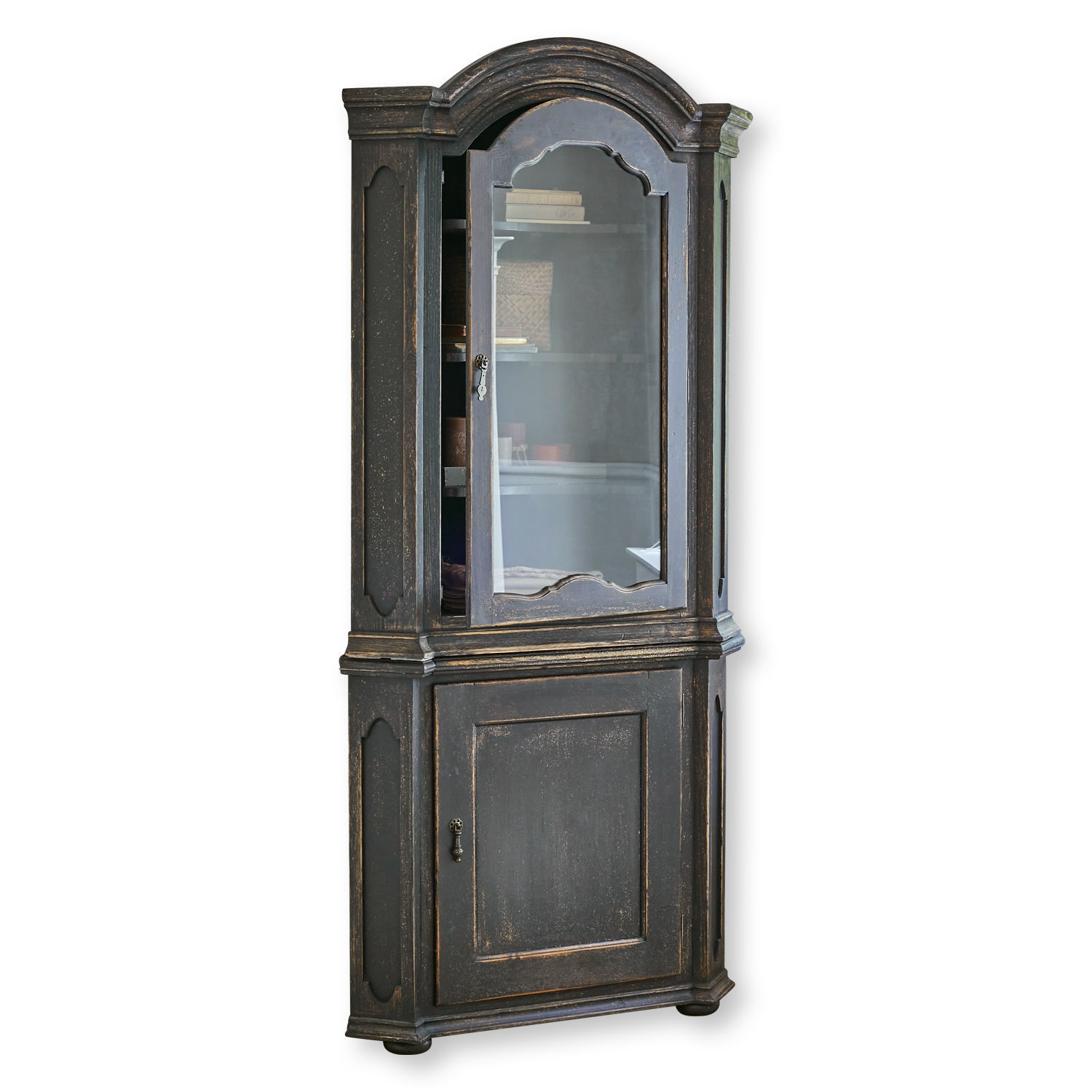 Schwarze Holzvitrine mit Glastür und Metallgriffen im klassischen Landhausstil