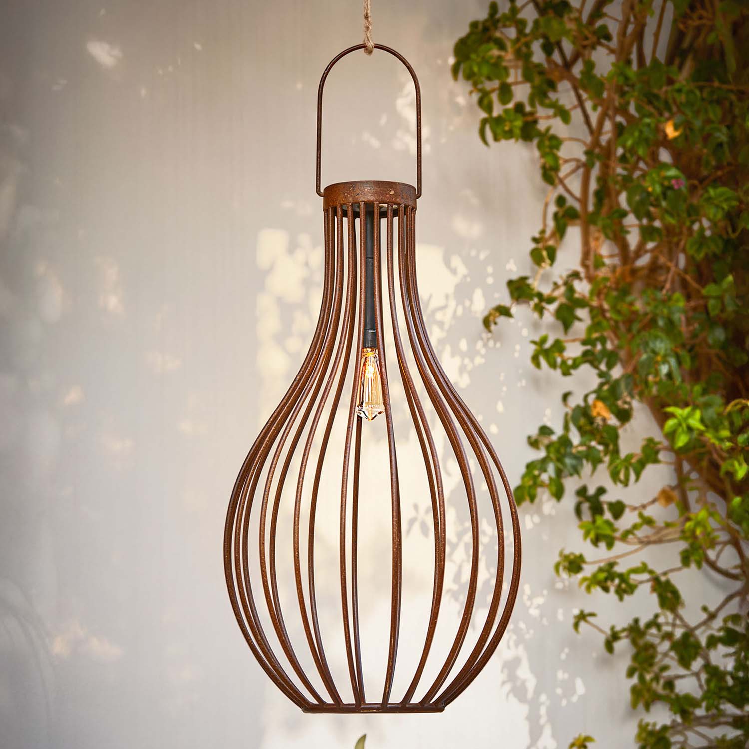 Hängende Lampe mit rostfarbenem Metallgestell, dekorative Industriebeleuchtung für Innen- und Außenbereich