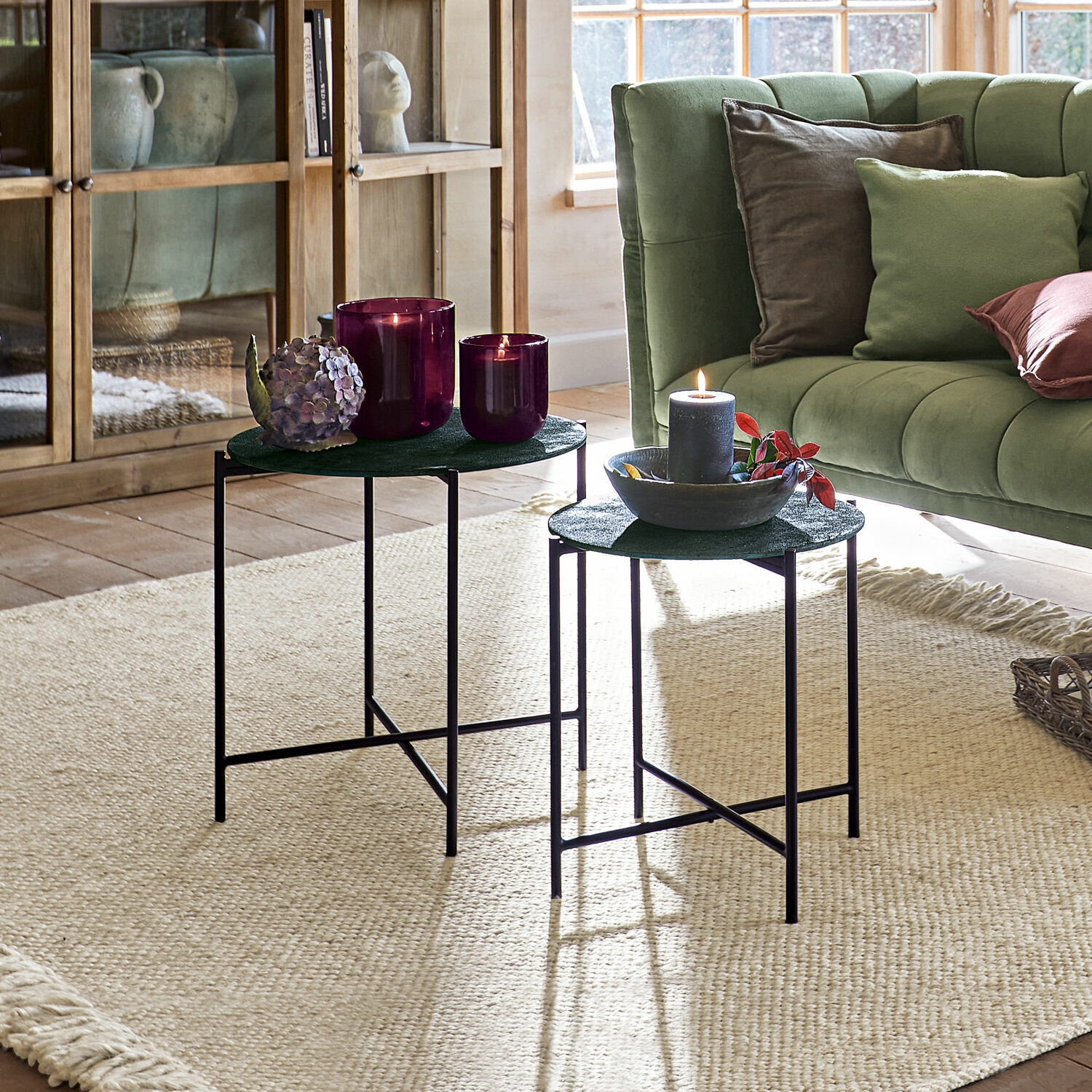 Zweier-Set Beistelltische mit Metallgestell und grünen Platten in modernem Wohnzimmer