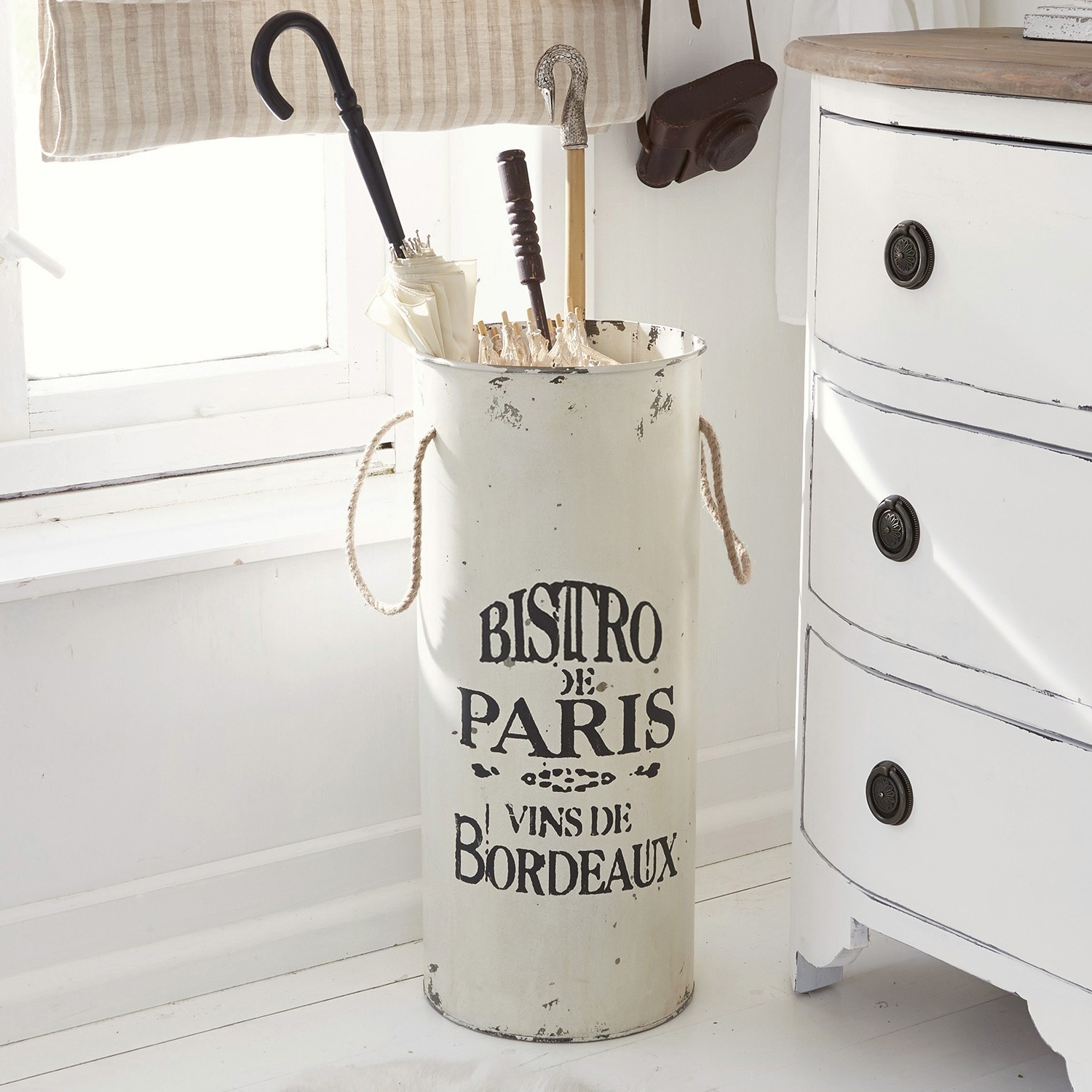 Schirmständer Bordeaux Weißer Metall-Regenschirmständer mit Bistro de Paris Schriftzug im Vintage-Stil für den Flur