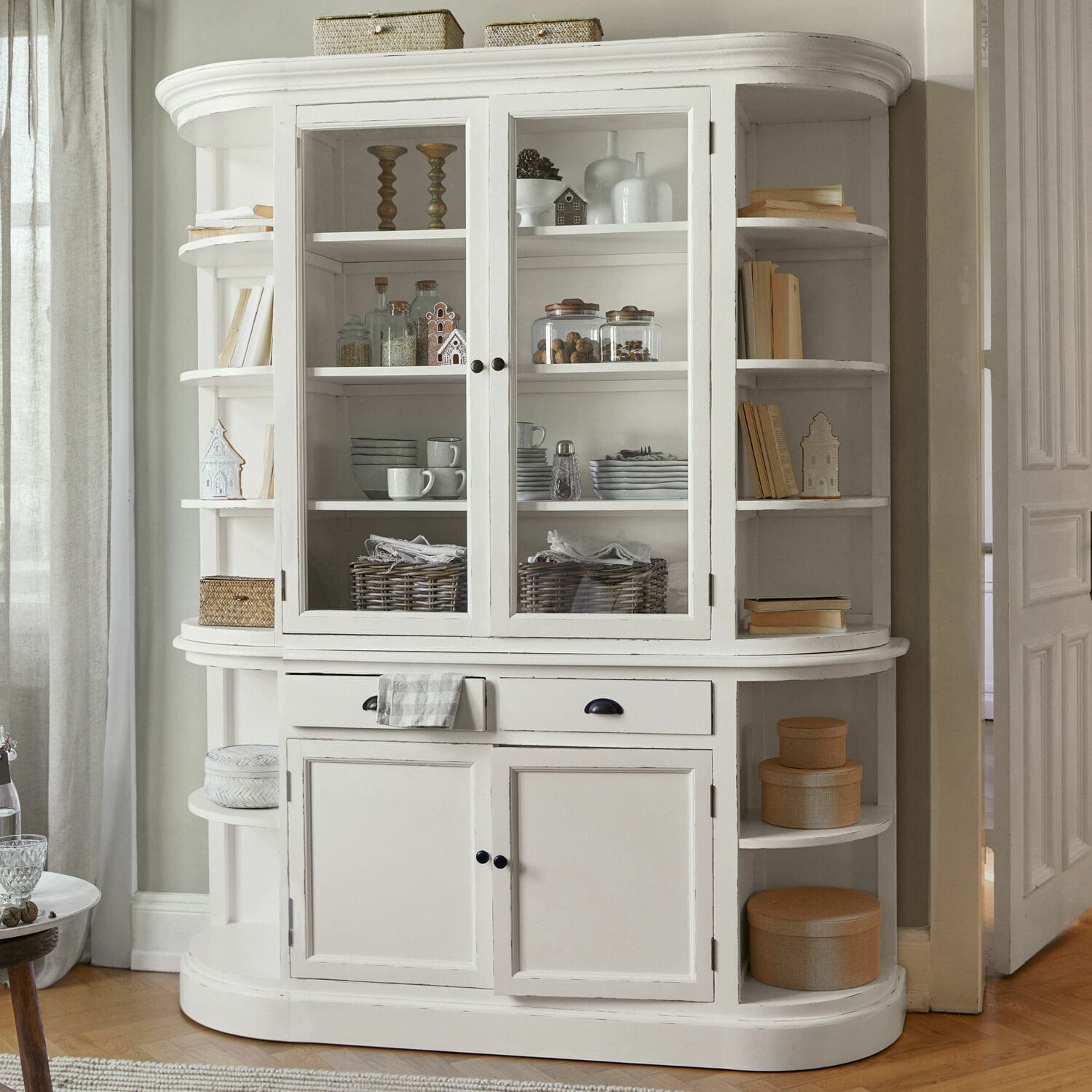Schrank Louisiana Weiße Holzvitrine mit Glastüren und seitlichen Regalen für Bücher und Dekorationen