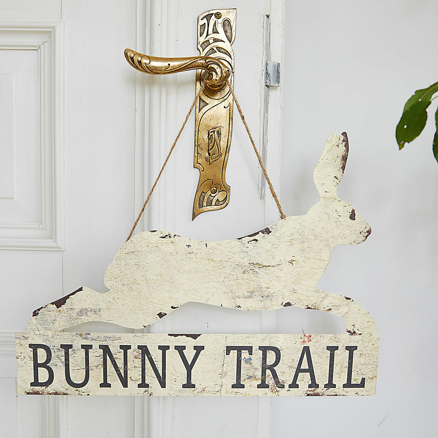 Dekorativer Holzschild in Weiß mit Schriftzug Bunny Trail im Vintage-Look mit Patina