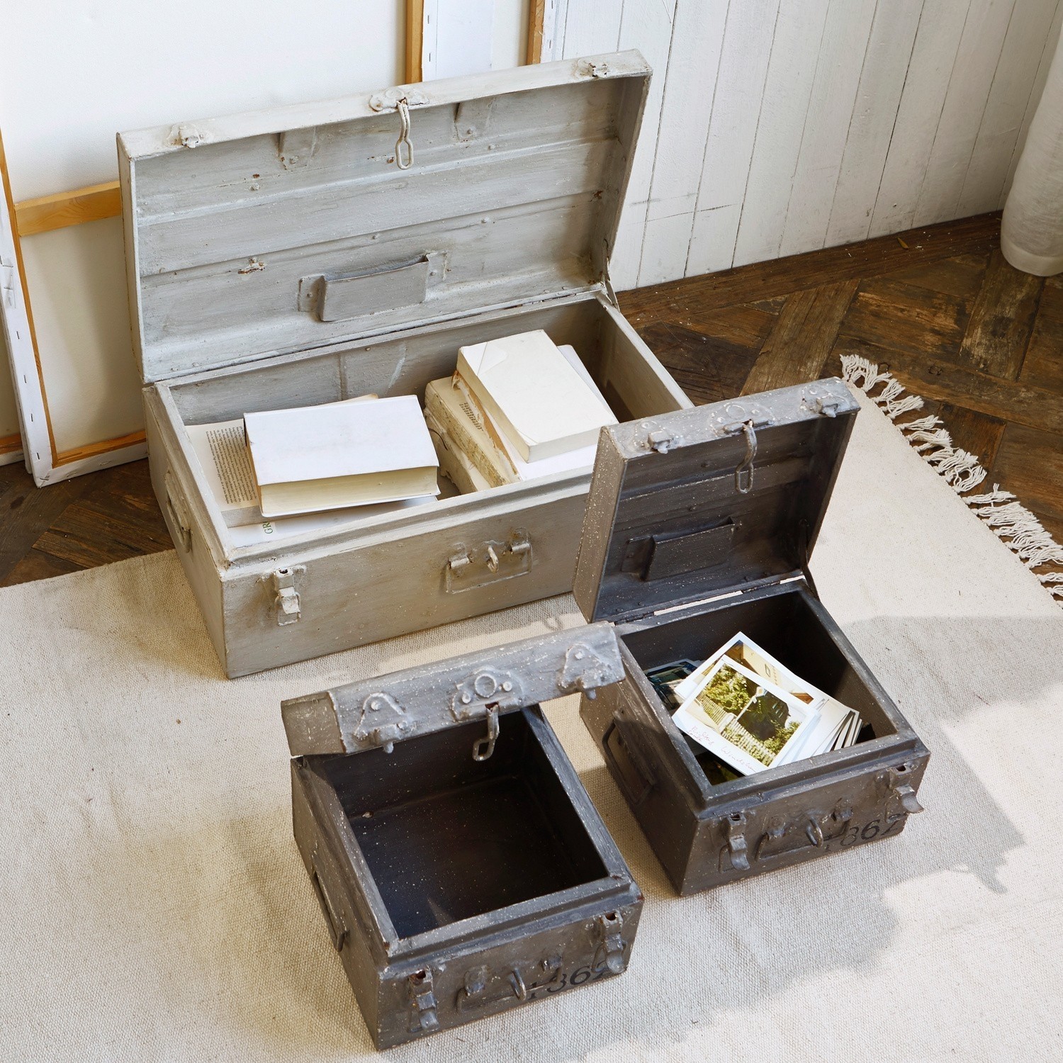 Set aus grauen und schwarzen Metallkisten zur Aufbewahrung von Büchern und Fotos im Industriestil