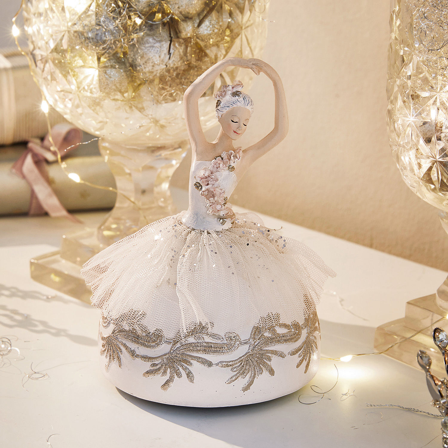 Spieluhr Malinka Ballerina-Figur mit weißem Stoffkleid und goldenen Verzierungen als Wohnaccessoire