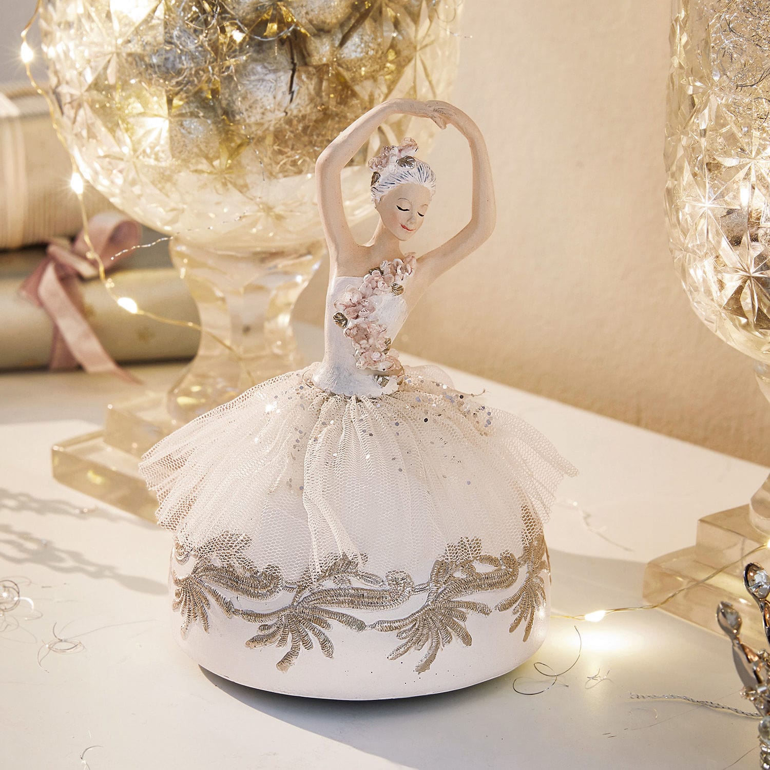 Spieluhr Malinka Ballerina-Figur mit weißem Stoffkleid und goldenen Verzierungen als Wohnaccessoire