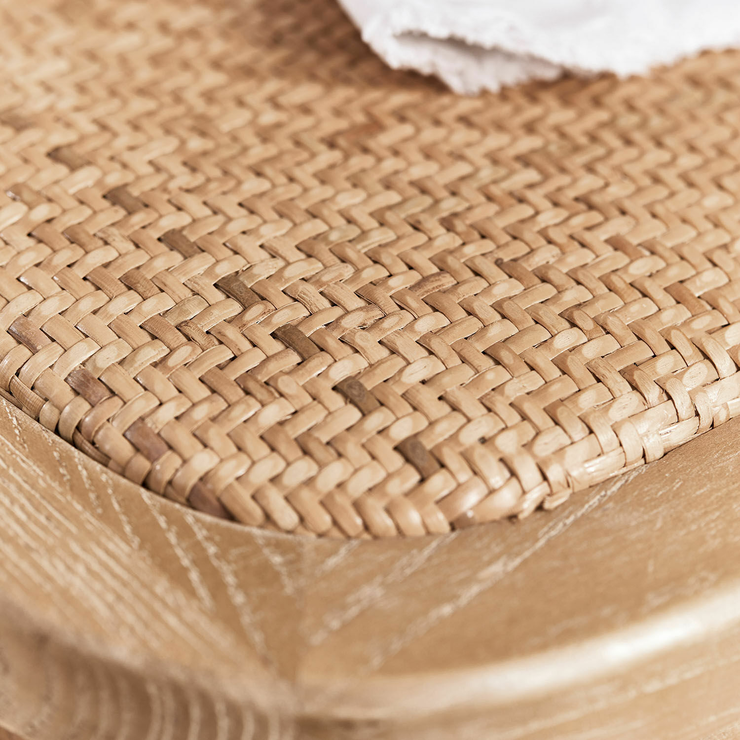 Heller Naturholzstuhl mit geflochtenem Rattansitz und stabiler Holzrahmenstruktur