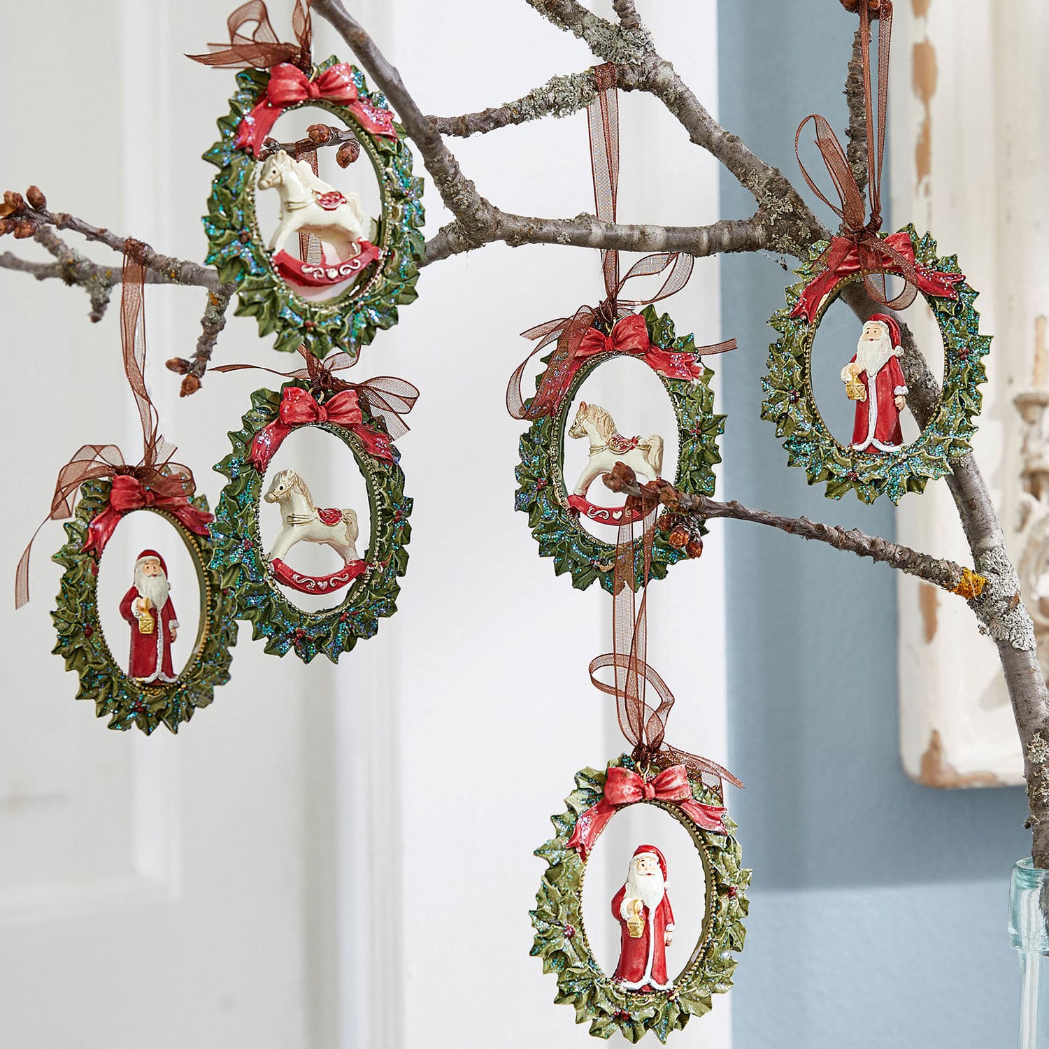 Anhänger 6er Set Chaignes Weihnachtsschmuck mit grünen Rahmen, Santa- und Schaukelpferd-Figuren zum Aufhängen